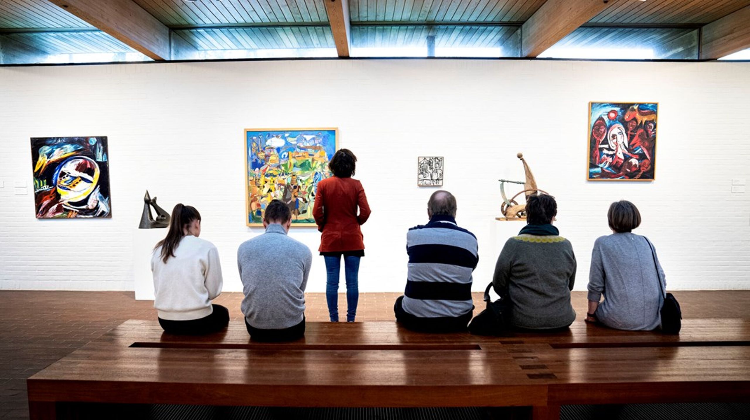 Bogen er ikke ligefrem stramt komponeret, men består af en række sideordnede historier suppleret med interviews med kunstnere og museumsledere, der alle forsøger at forholde sig til bogens lidt diffuse emne, skriver Mikkel Bolt.