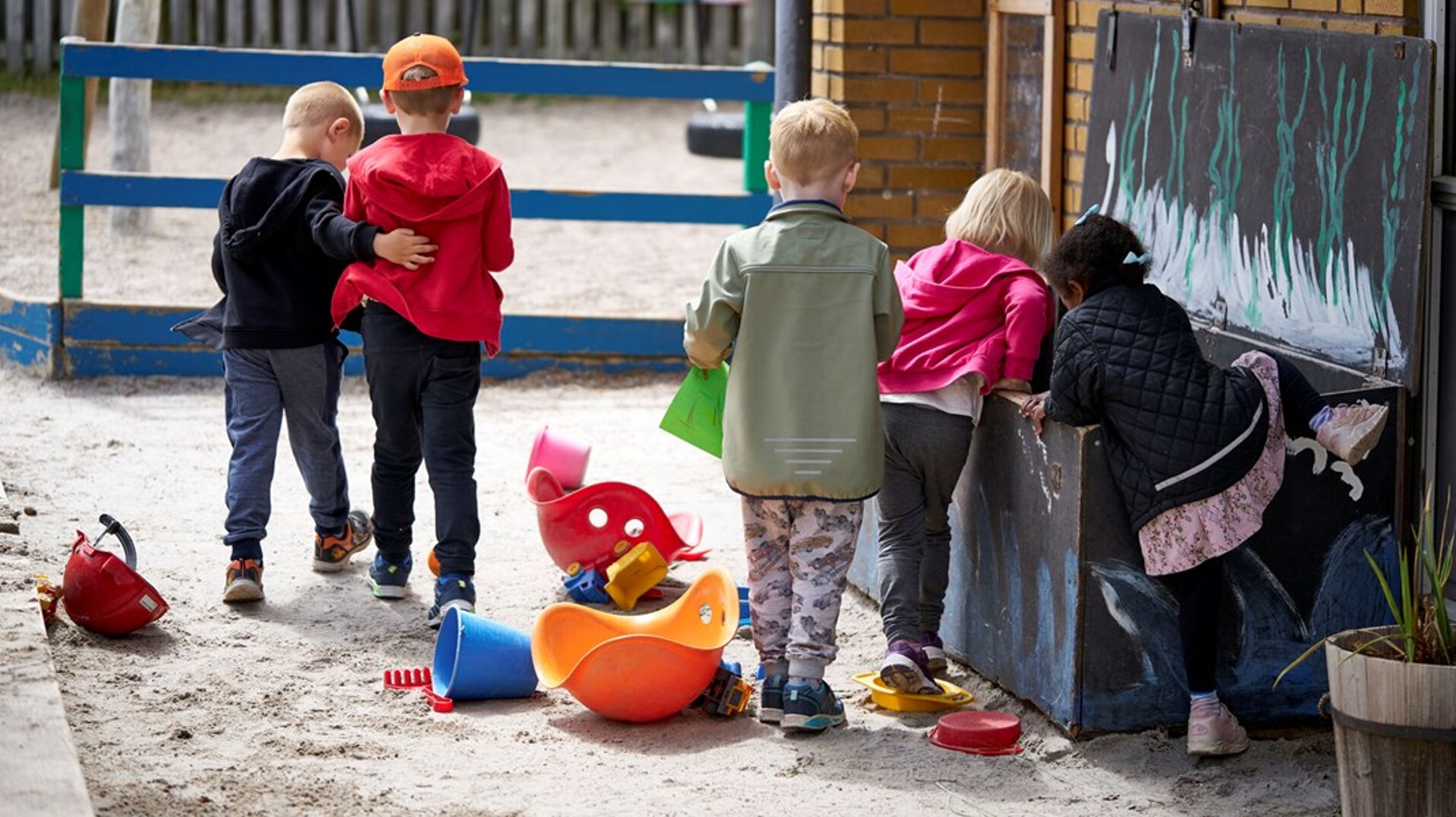 Fællessang er uden tvivl vigtigt, men det er godt nok et udtryk for manglende tillid, hvis man i den enkelte institution ikke selv kan bestemme, hvilke sange man synger hvornår, skriver Jonas Manthey Olsen.
&nbsp;