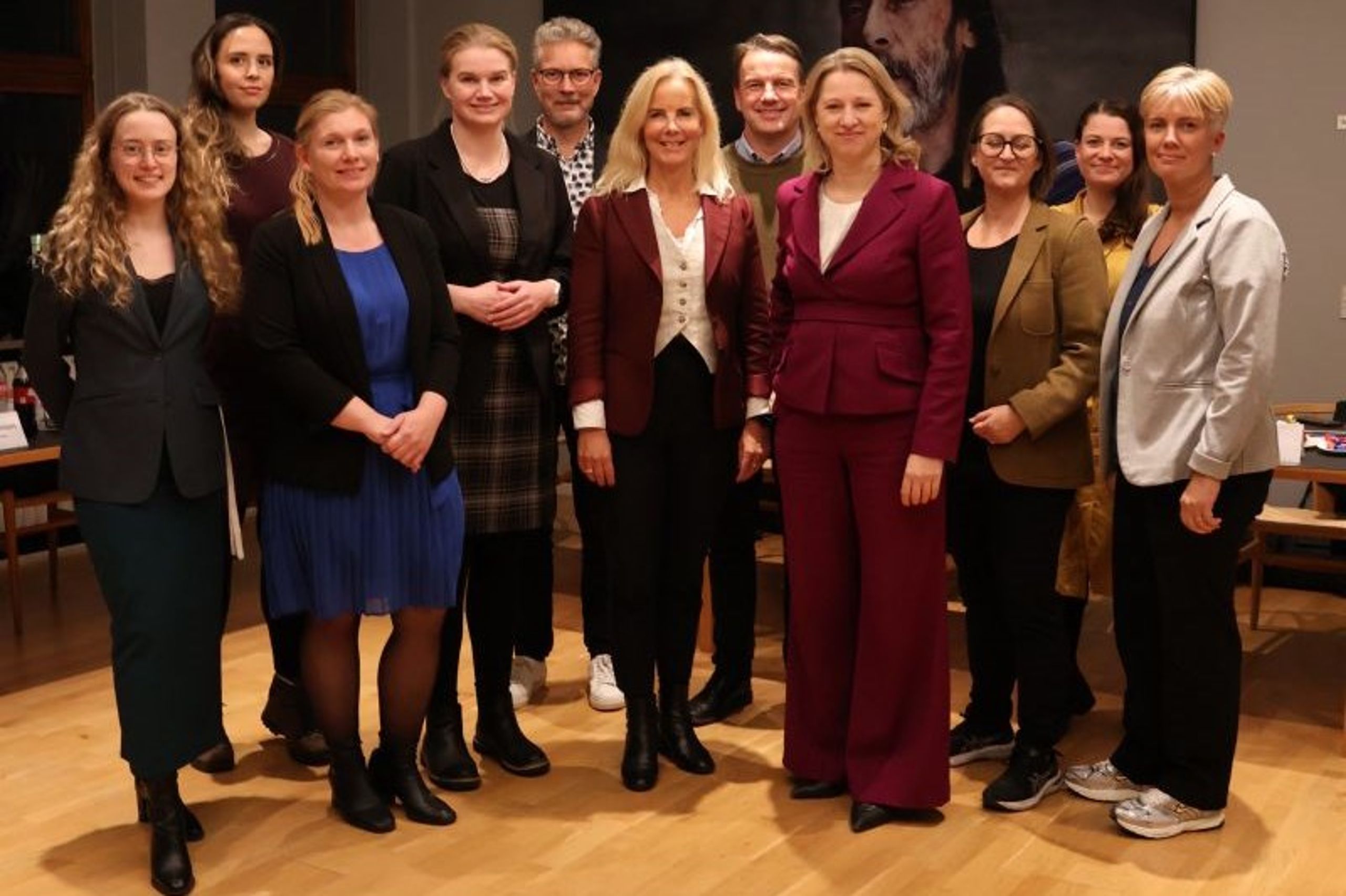 Da&nbsp;SVM-regeringen, Socialistisk Folkeparti, Danmarksdemokraterne, Liberal Alliance, Det Konservative Folkeparti, Enhedslisten, Radikale Venstre og Alternativet torsdag aften&nbsp;indgik aftale om fordeling af SSA-reserven for 2025-2028 blev der ikke indkaldt til pressemøde eller doorstep, men repræsentanter for&nbsp;aftalepartierne fik dog taget et fællesbillede.&nbsp;De endelige tal for fordeling blev lagt ud på ministeriets hjemmeside fredag aften.