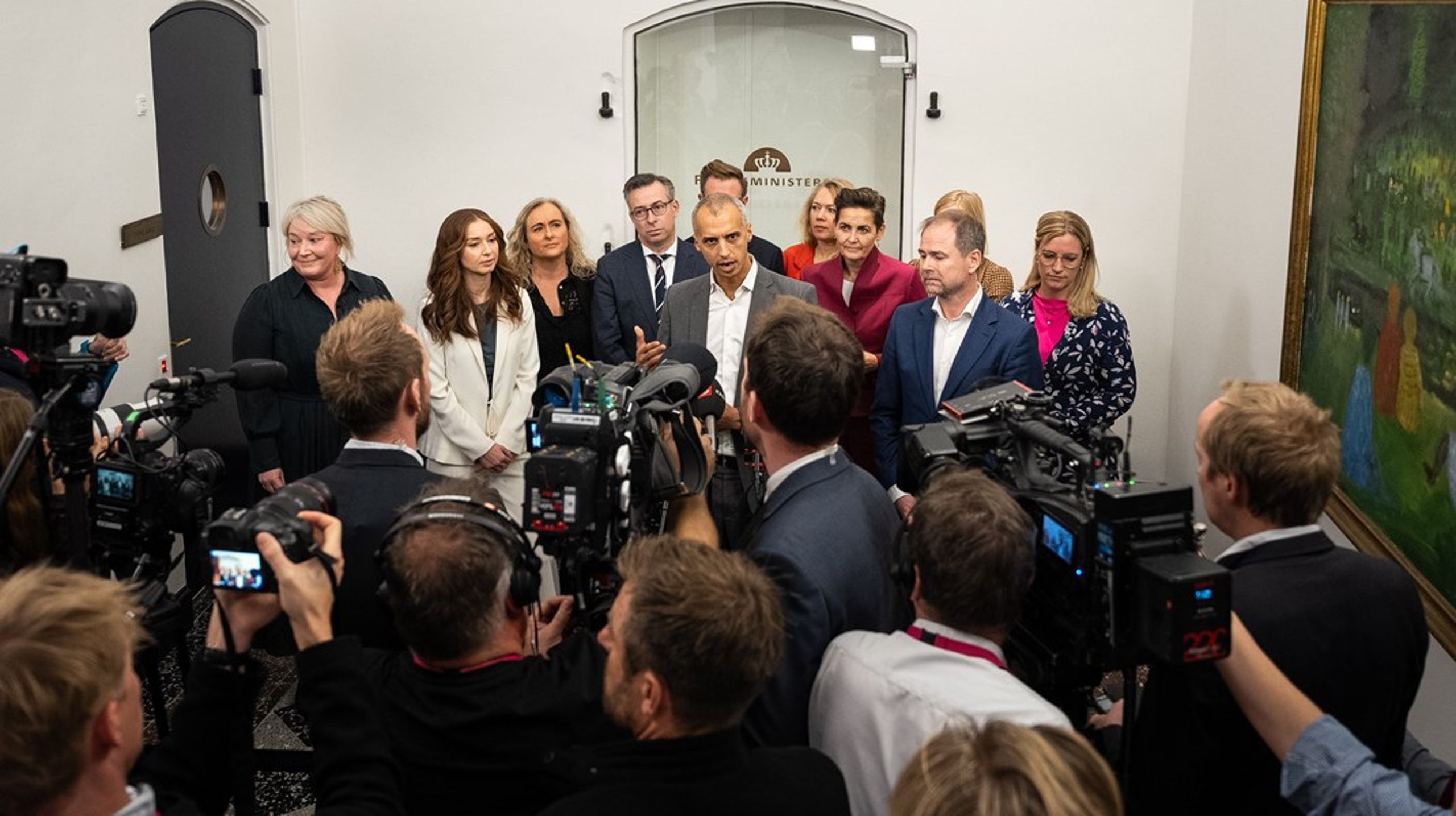 Det lykkedes forligspartierne&nbsp;SF og De Radikale at få ekstra bevillinger til børn og unge ind i finansloven for 2025. Undervisningsminister Mattias Tesfaye (S) deltog derfor i pressemøde fredag morgen, hvor han især blev spurgt til et kommende forsøg med skolemad.