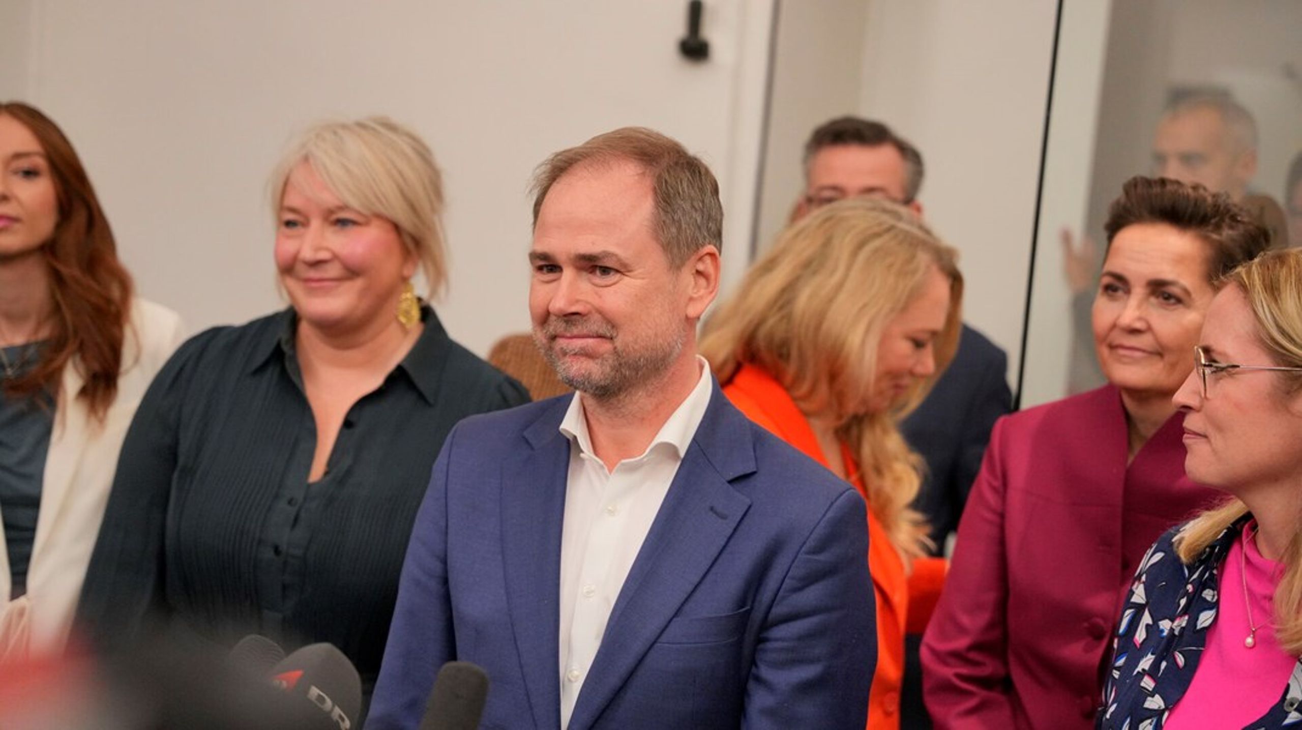 "Det er en finanslov, der ikke bare handler om budgetter og kolonner, men handler om velfærd, grøn omstilling, tryghed og sikkerhed," siger finansminister Nicolai Wammen (S) på et pressemøde i Finansministeriet.<br>