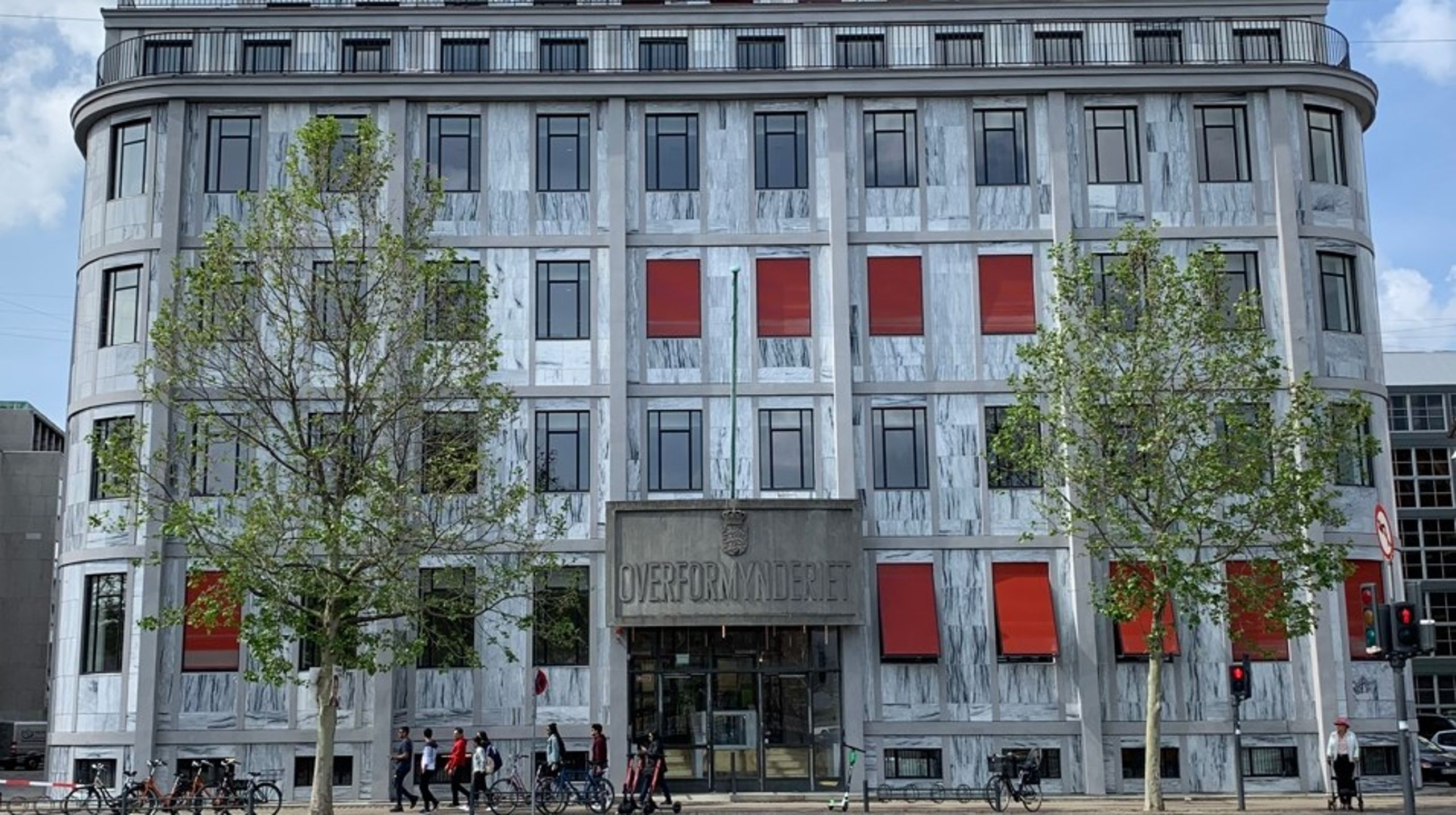 Regeringen, SF og Radikale Venstre blev i sidste uge enige om næste års finanslov og justerede i de administrative besparelser i staten. Det betyder blandt andet, at Beskæftigelsesministeriet kun skal spare 15 årsværk fremfor 31.&nbsp;