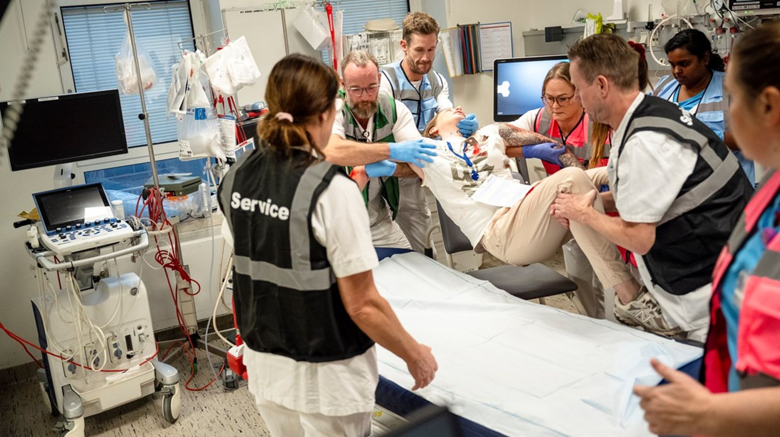 Det ser voldsom ud. Det er heldigvis bare en øvelse. Vi er med til en beredskabsøvelse op Sjællands Universitetshospital. Scenariet er et bandeopgør og vedkommende er blevet stukket med en kniv, stadig&nbsp;stikkende ud af brystet.&nbsp;