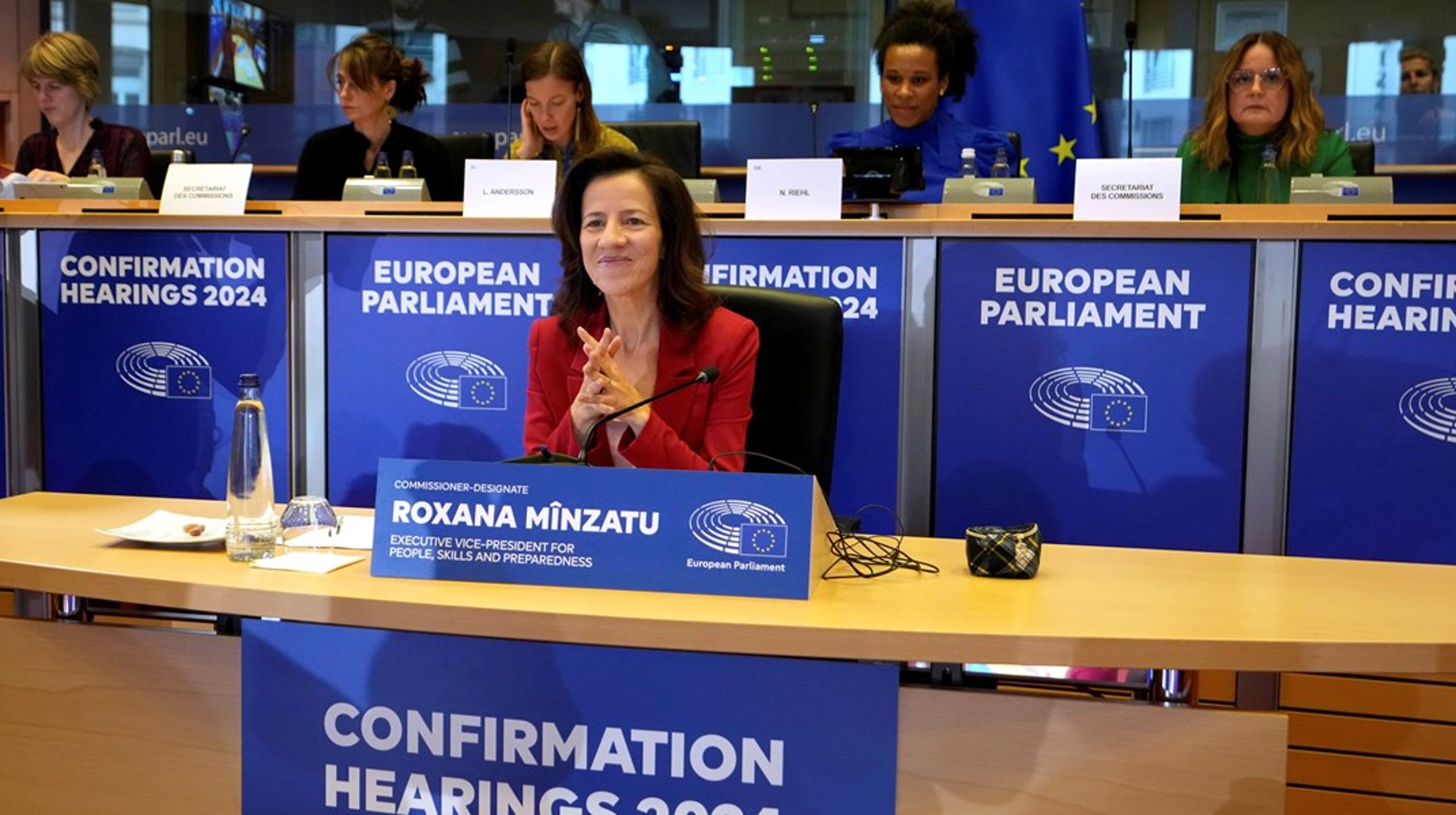 På mødet blandt EU's beskæftigelsesministre i dag vil blandt andet Danmark opfordre den nye beskæftigelseskommissær Roxana Minzatu til på sigt at udvide det sociale pas, så det også indeholder oplysninger om ansættelsesvilkår.