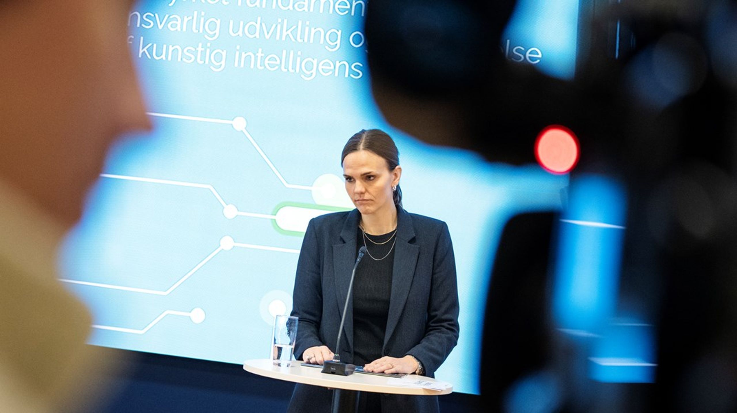 "Der er selvfølgelig noget, vi skal følge op på på bagkant for at sikre, at alle er enige om, hvilken proces der ligger," siger Caroline Stage til DR som svar på den kritik, partierne kommer med.&nbsp;