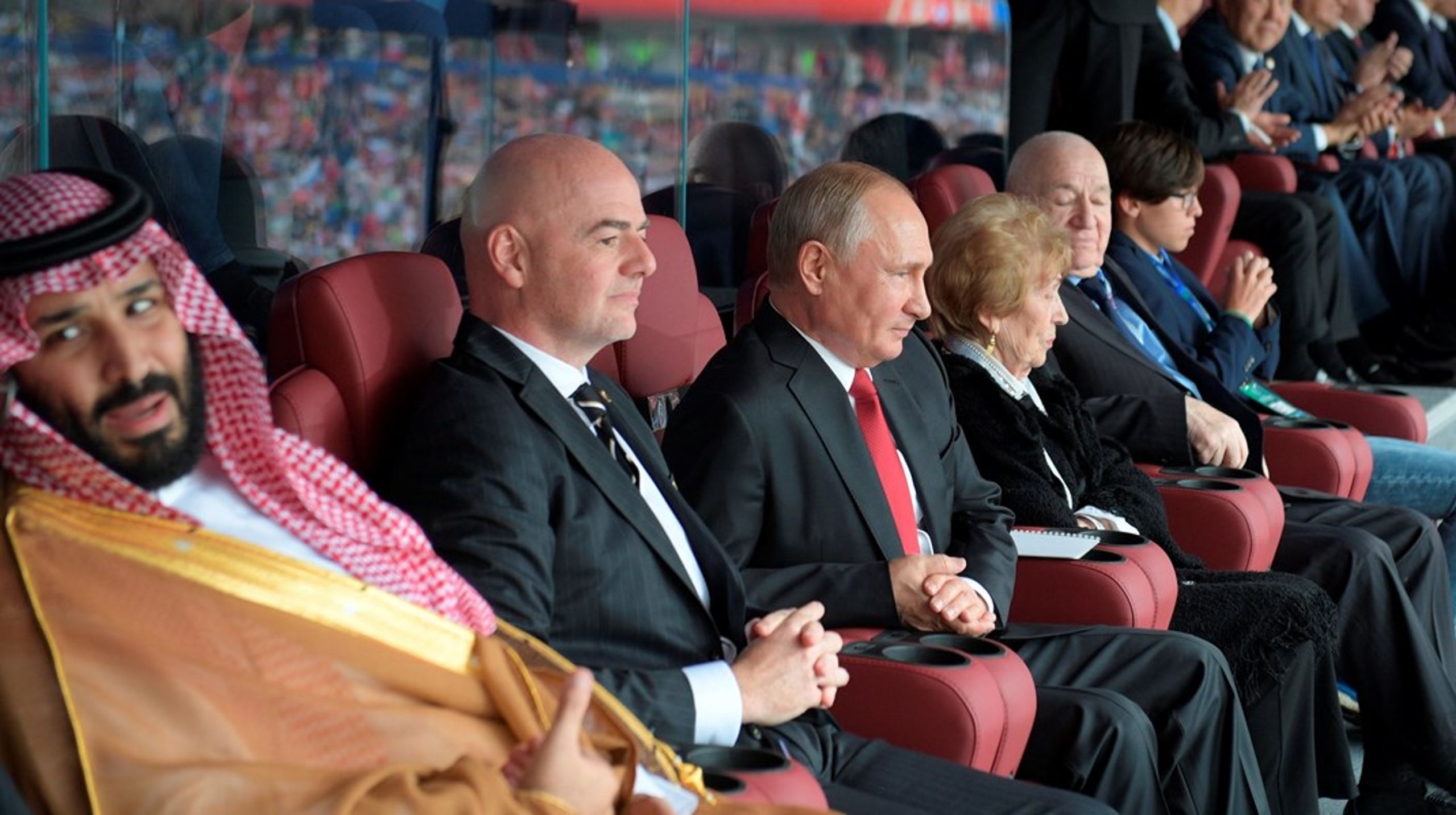 International sport handler alt for ofte om at jagte
olieindsmurte penge i diktaturstater uden hensyn til sportens værdier og
historie, skriver Pia Kjærsgaard. På fotoet ses Saudi-Arabiens kronprins, Mohammed bin Salman,&nbsp;Fifa-præsident Gianni Infantino og Vladimir Putin&nbsp;ved VM i fodbold i 2018.<br><br>