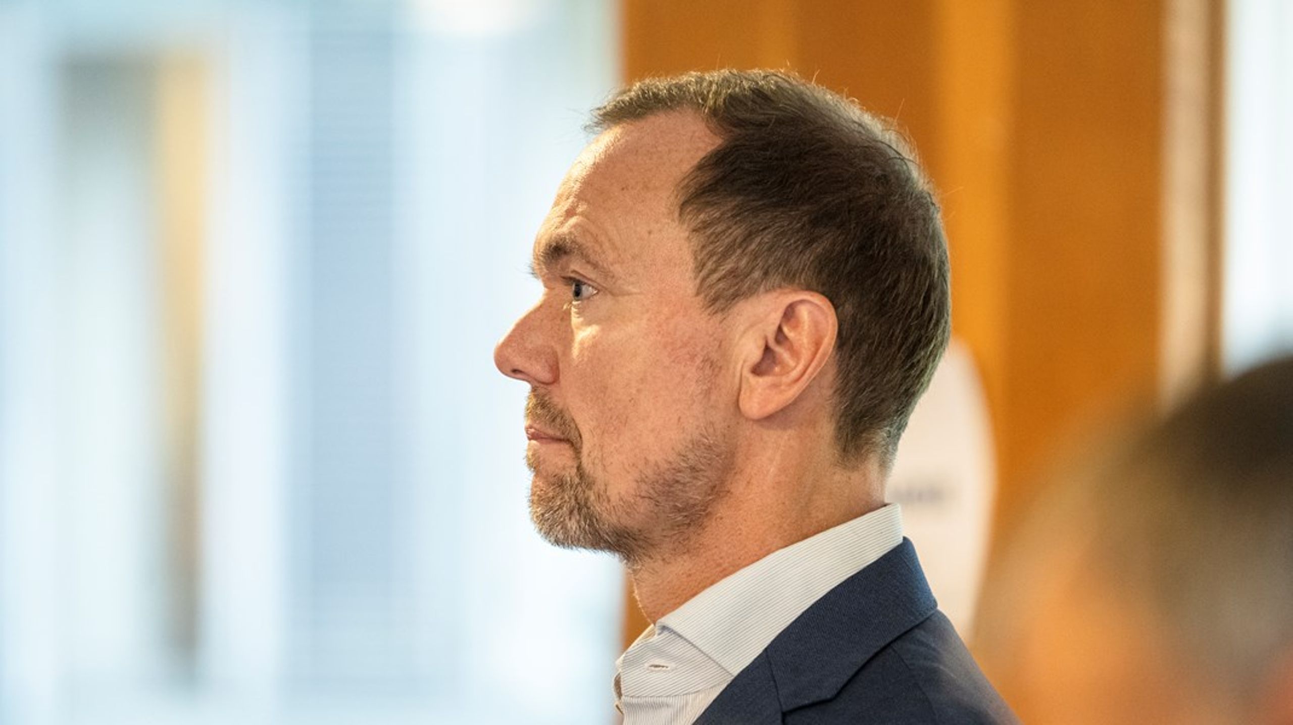 Departementschef Svend Særkjær fortæller i artiklen om konksekvenserne og baggrunden for besparelserne i ministeriet.&nbsp;