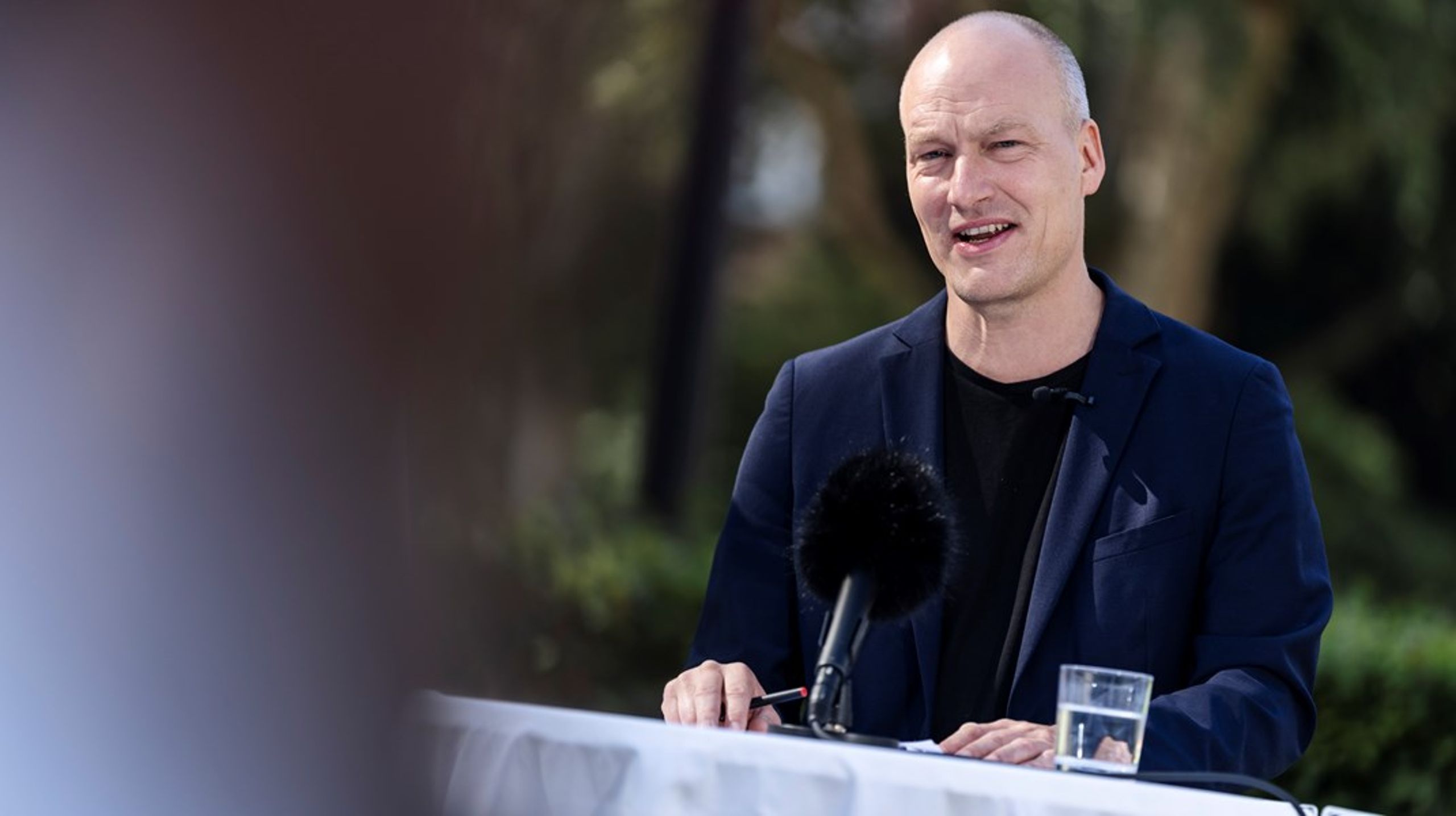 "Man hører ikke&nbsp;hjemme i Enhedslisten, hvis man forsvarer bevægelser, der deltager i vold mod uskyldige civile." Sådan sagde Enhedslistens politiske ordfører, Pelle Dragsted, da han tidligere på året stemplede ind i debattan om partiets interne ballade.