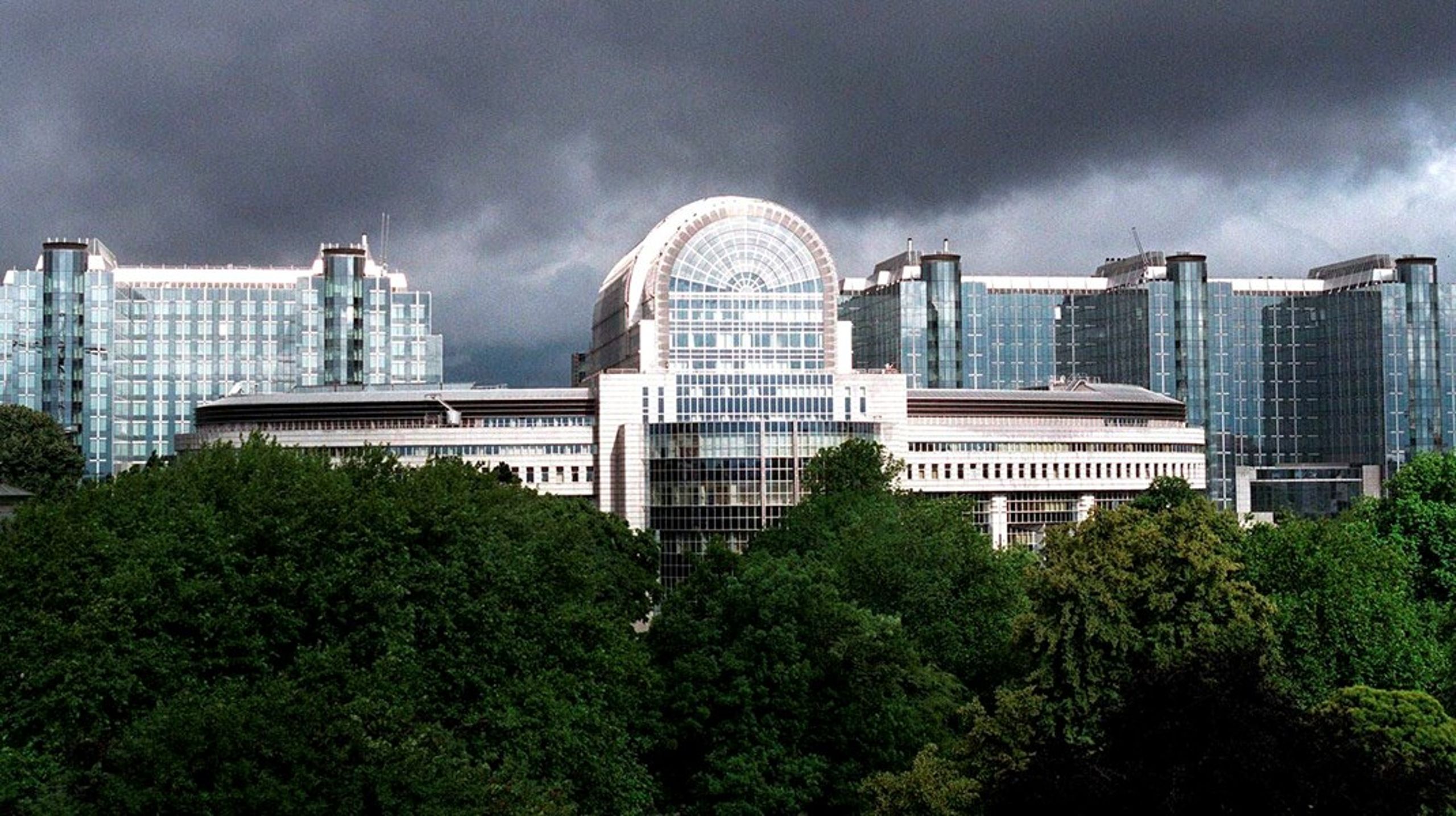 Mens andre medlemslande – især de store – målrettet sender deres dygtigste folk til Bruxelles, falder antallet af danskere i EU’s institutioner støt og roligt, skriver&nbsp;Jens-Kristian Lütken og Asmus Vilster.