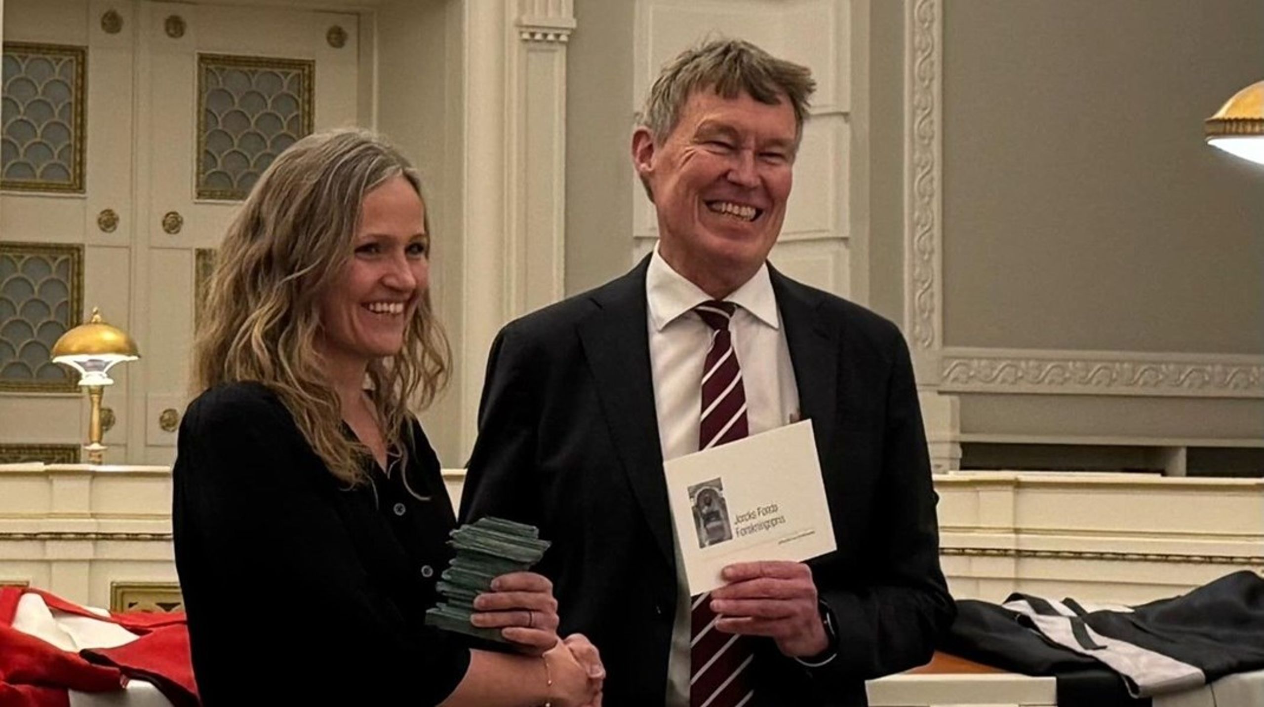 Carina Risvig Hamer modtog prisen af højesteretspræsident og formand for&nbsp;Reinholdt W. Jorck og Hustrus Fond, Jens Peter Christensen.