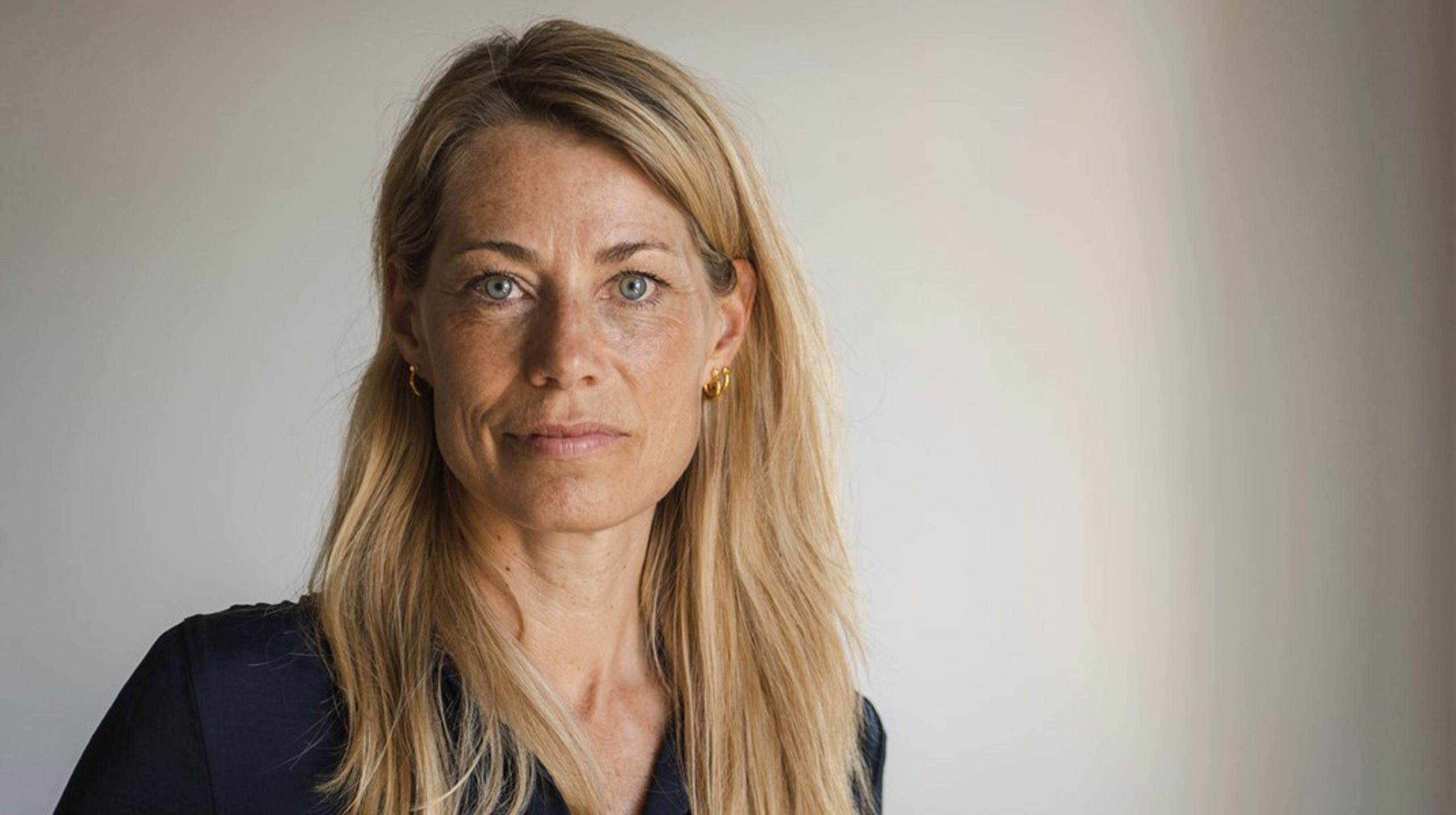 Forældre og pædagogisk personale er udsat for et tids- og opgavepres, vi ikke har set tidligere. Det er et problem for børnene. For når forældre og dagtilbudspersonale ikke er tilgængelige for barnet, bliver affektregulering en 'mangelvare'. Børnene kan ikke finde ro i de voksnes øjne og opmuntrende smil. De kan ikke læse i de voksnes blikke, om de er på rette spor, skriver Malene Angelo.