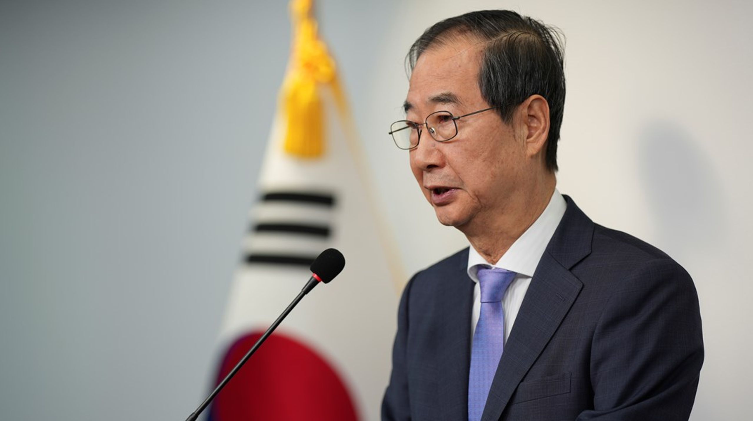 Efter mindre en to uger som fungerende præsident vil Han Duck-soo træde tilbage.