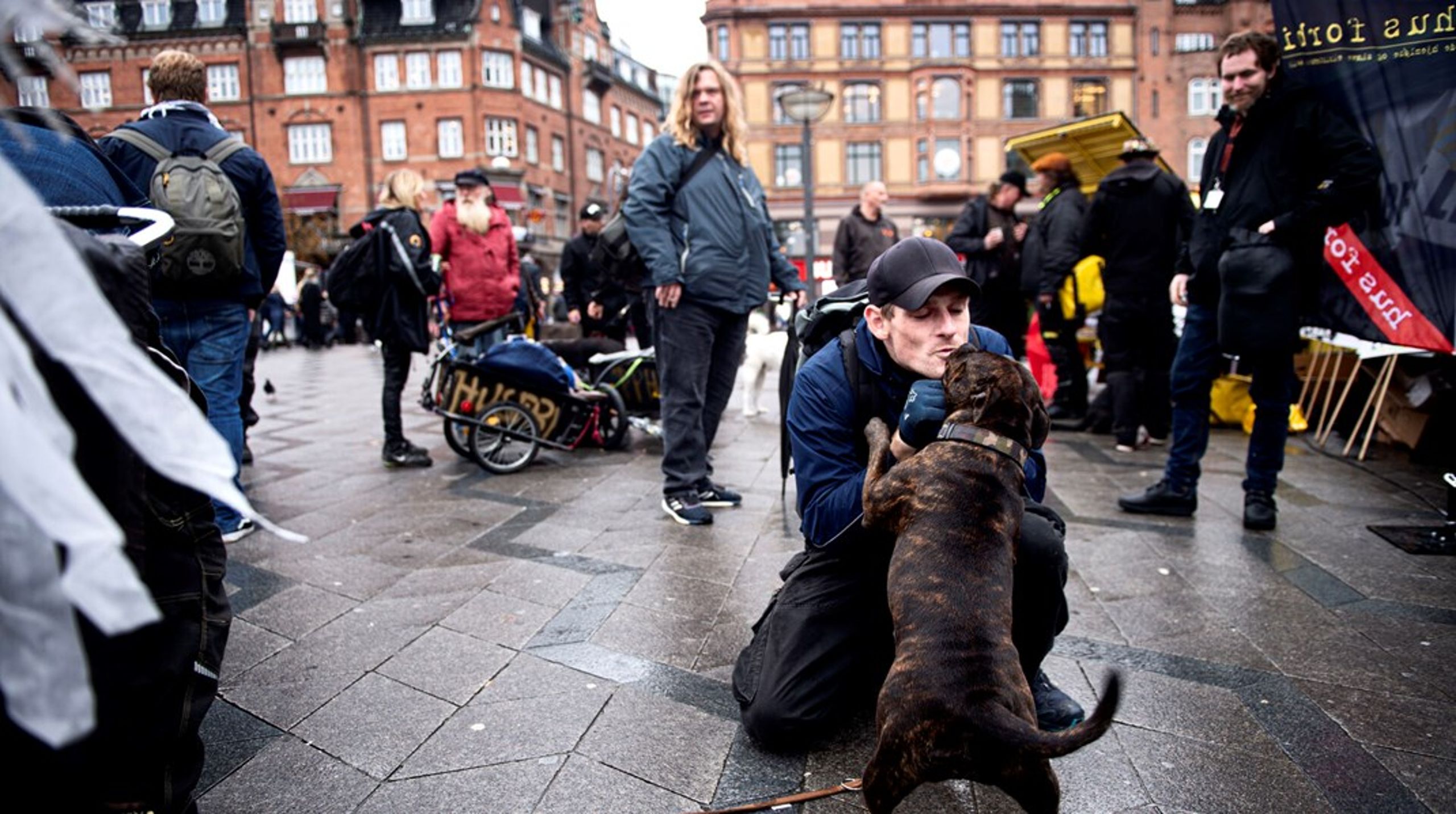 Hjemløse mennesker kan ikke vente på, at nye almene boliger bliver planlagt, tegnet og bygget. Der er derfor brug for at dreje på andre håndtag her og nu, skriver ngo'er og EL-profiler.&nbsp;