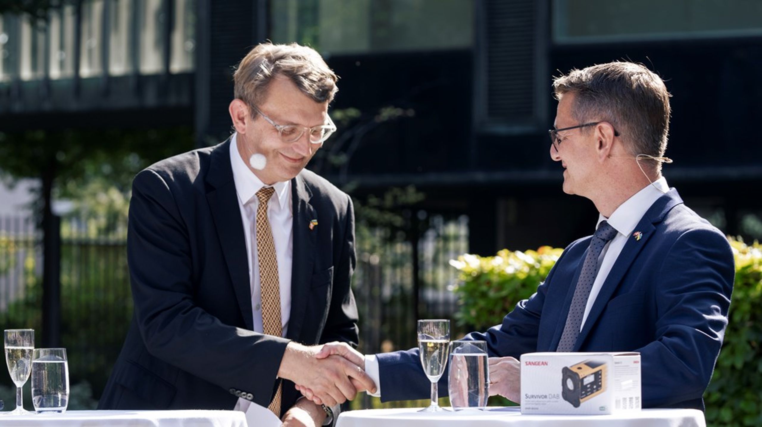 Cybersikkerhedsområdet har været en politisk kastebold i et par år, siger Henning Mortensen, formand for Rådet for Digital Sikkerhed&nbsp;- blandt andet er opgaver gået fra fra forsvarsministeriet til det nye Ministerie for Samfundssikkerhed og Beredskab. Her ses ministeroverdragelse med forsvarsmininster Troels Lund Poulsen (V) og minister for samfundssikkerhed og beredskab, Torsten Schack (V).