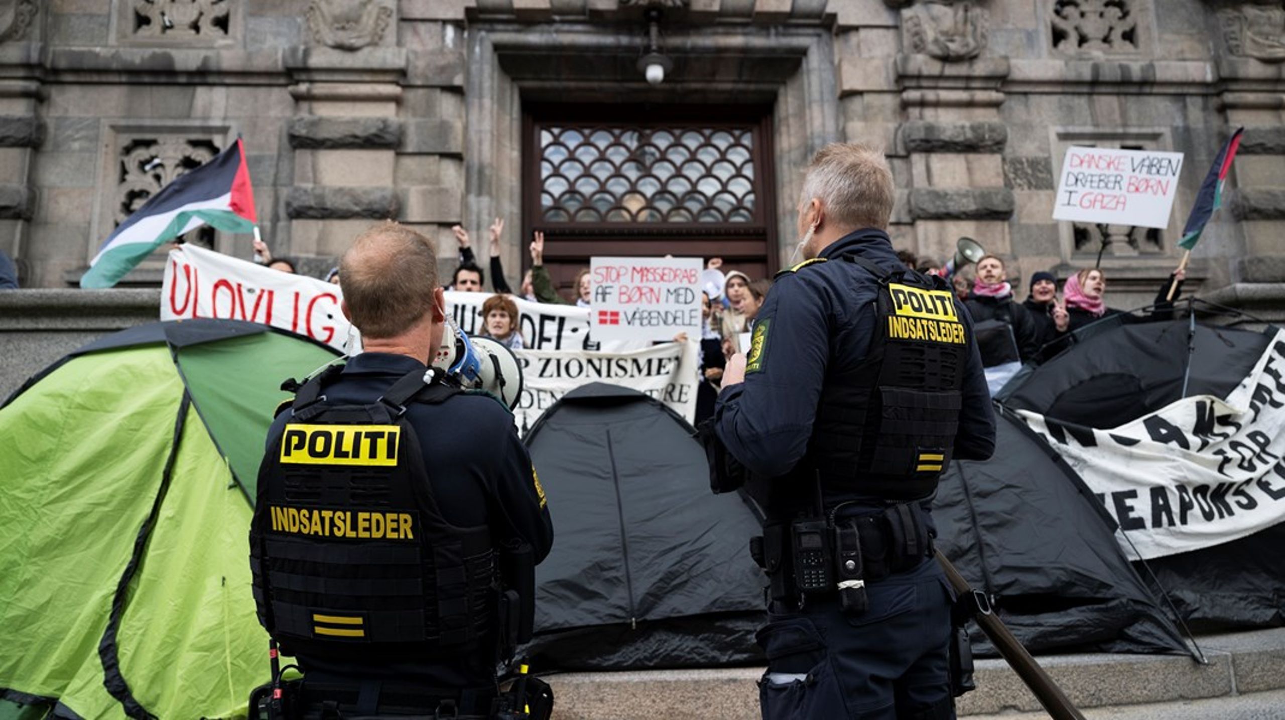 Demokratiet udsættes for pres.
Stigende ulighed og utilfredshed&nbsp;bidrager hertil, og den demokratiske dialog har sværere vilkår og erstattes ofte af følelsesbetonede udsagn med rod i vrede og frustration, skriver&nbsp;Michael Christiansen og Markus Bjørn Kraft.