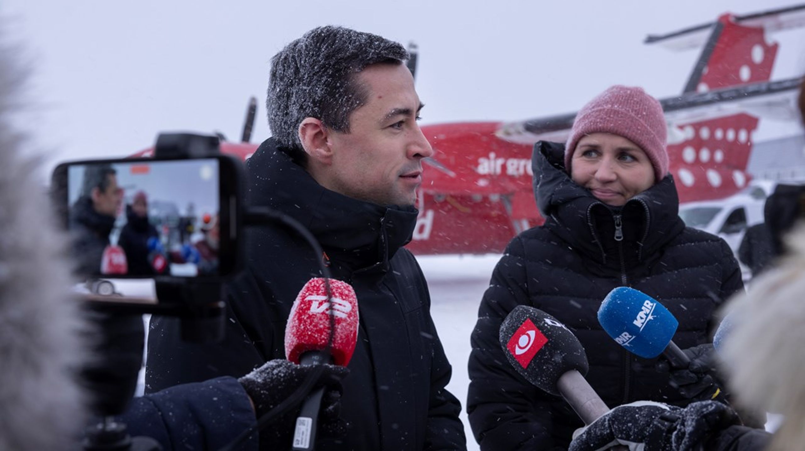 <div>Formand for Naalakkersuisut,&nbsp;Muté B. Egede, og statsminister Mette Frederiksen i lufthavnen i Nuuk.</div>