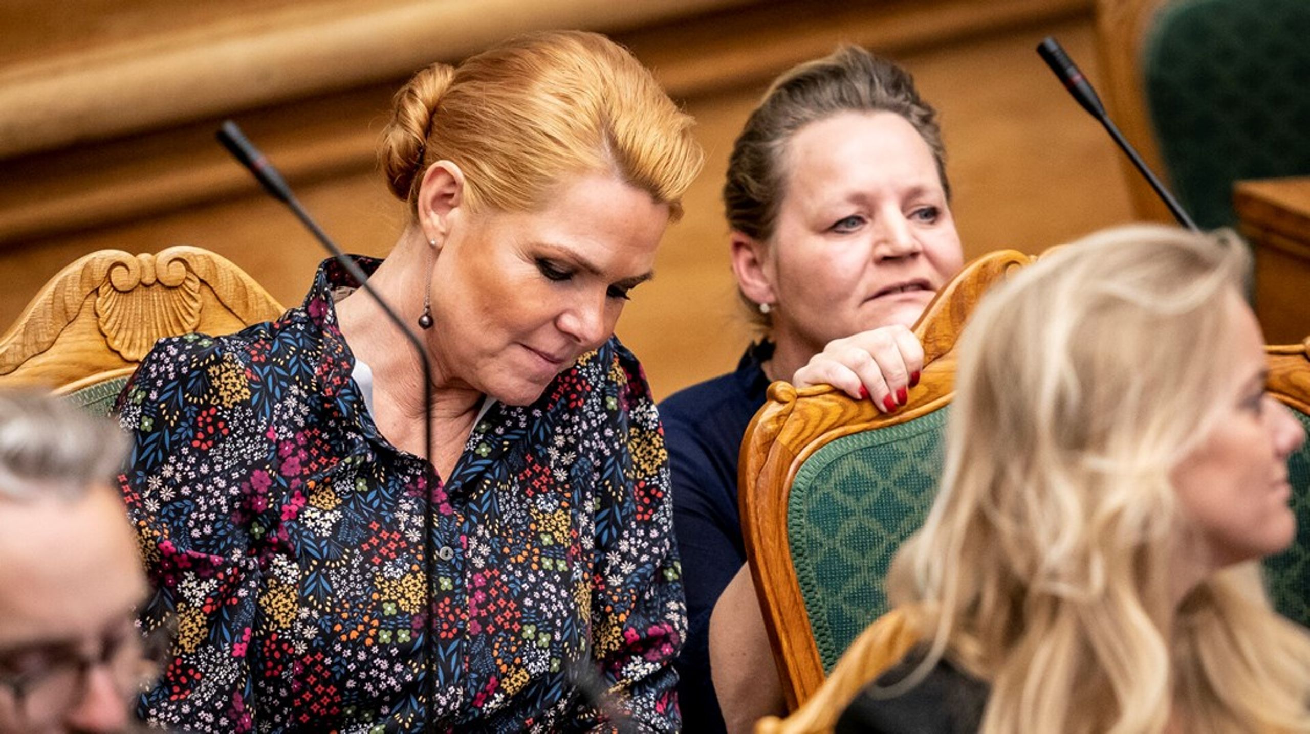 Danmarksdemokraternes Karina Adsbøl (t.h.)&nbsp;forlader Folketinget efter næste valg. Hun har tidligere siddet i Folketinget for Dansk Folketinget, men tilsluttede sig i 2022 Inger Støjbergs nye parti.&nbsp;