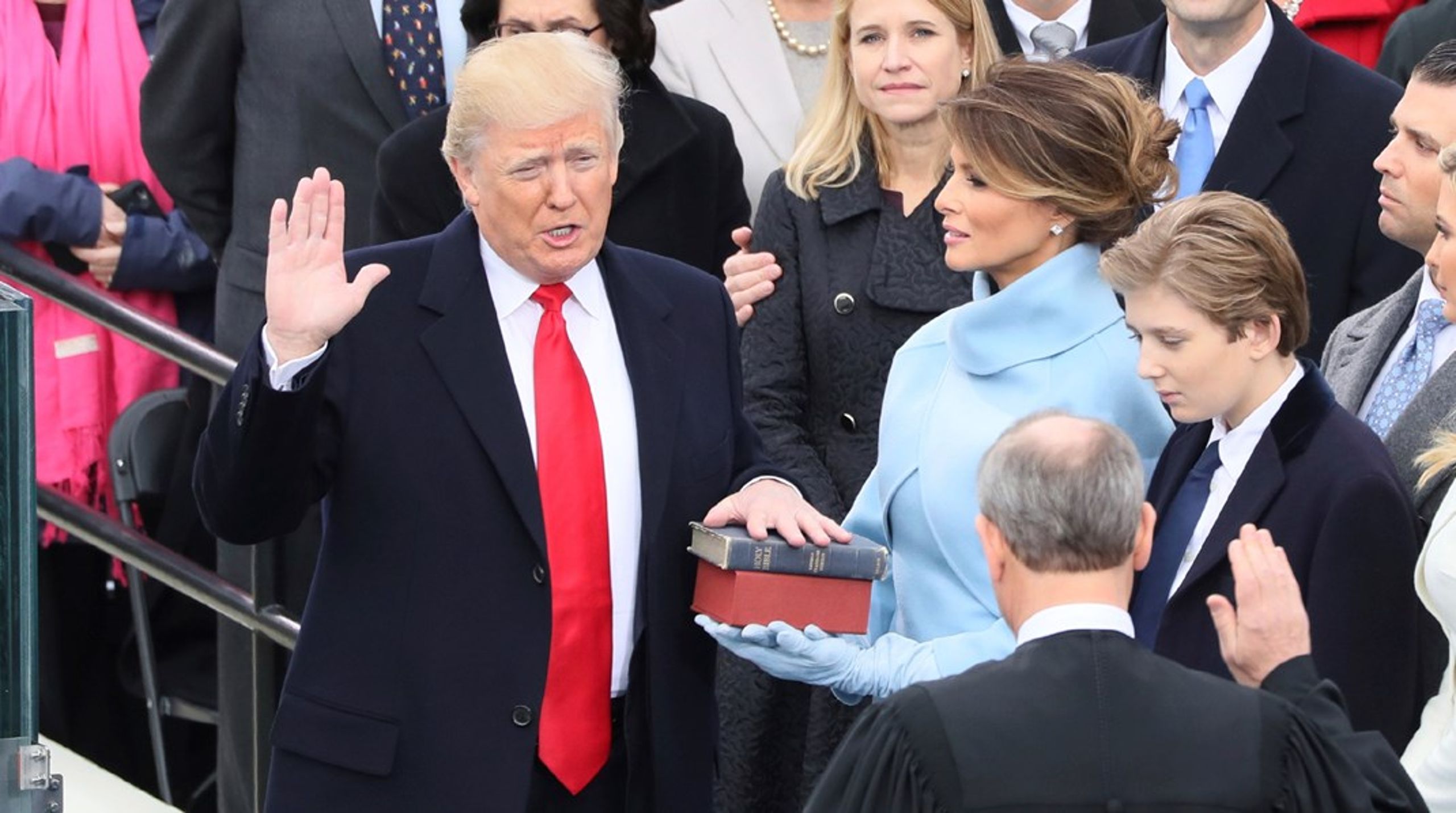 Selvom højere toldsatser&nbsp;umiddelbart kan synes som en trussel for danske eksportører, rummer denne dynamik også muligheder, skriver&nbsp;Anette Galskjøt og Charlotte Nytoft. Billede fra Donald Trumps indsættelse i 2017.