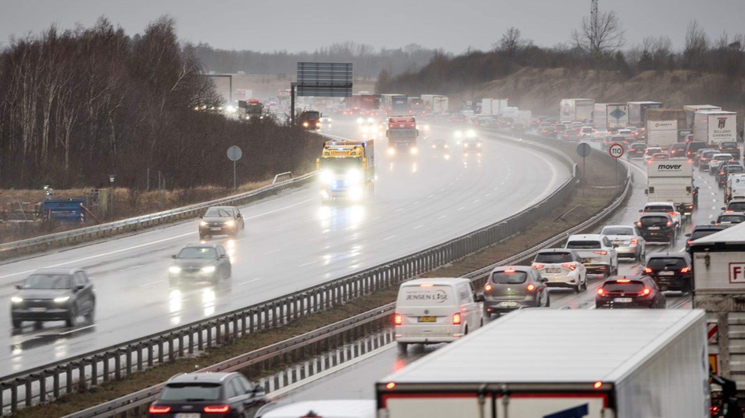 Der er stor trængsel på vejene omkring de store byer i Danmark.