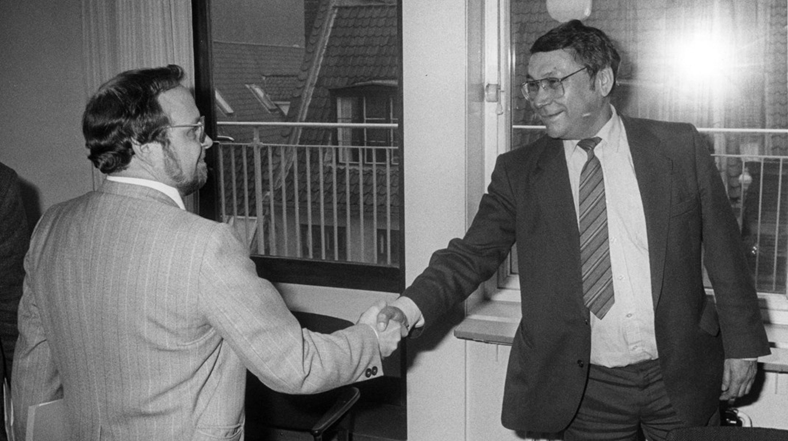 Til venstre tidligere grønlandsminister for Centrumdemokraterne, Tom Høyem, i færd med at give hånd til daværende formand for det grønlandske hjemmestyre, Jonathan Motzfeldt.