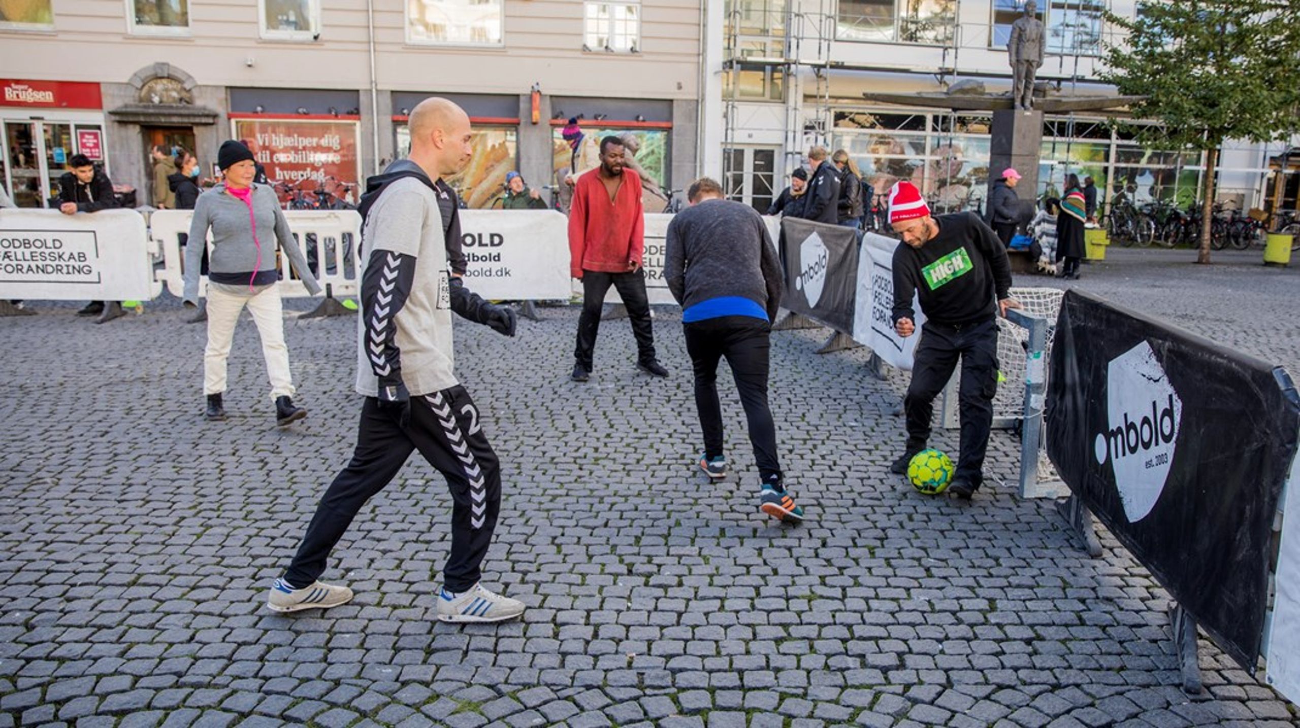 Ombold kan blive nødt til at spare fodboldturneringer for udsatte og hjemløselandsholdet væk, hvis regeringen ikke finder nye midler til udsatteidrætten, lyder det fra NGO'ens direktør. Broen Danmark og Sport for Livet advarer om, at de også må skære i indsatser.&nbsp;