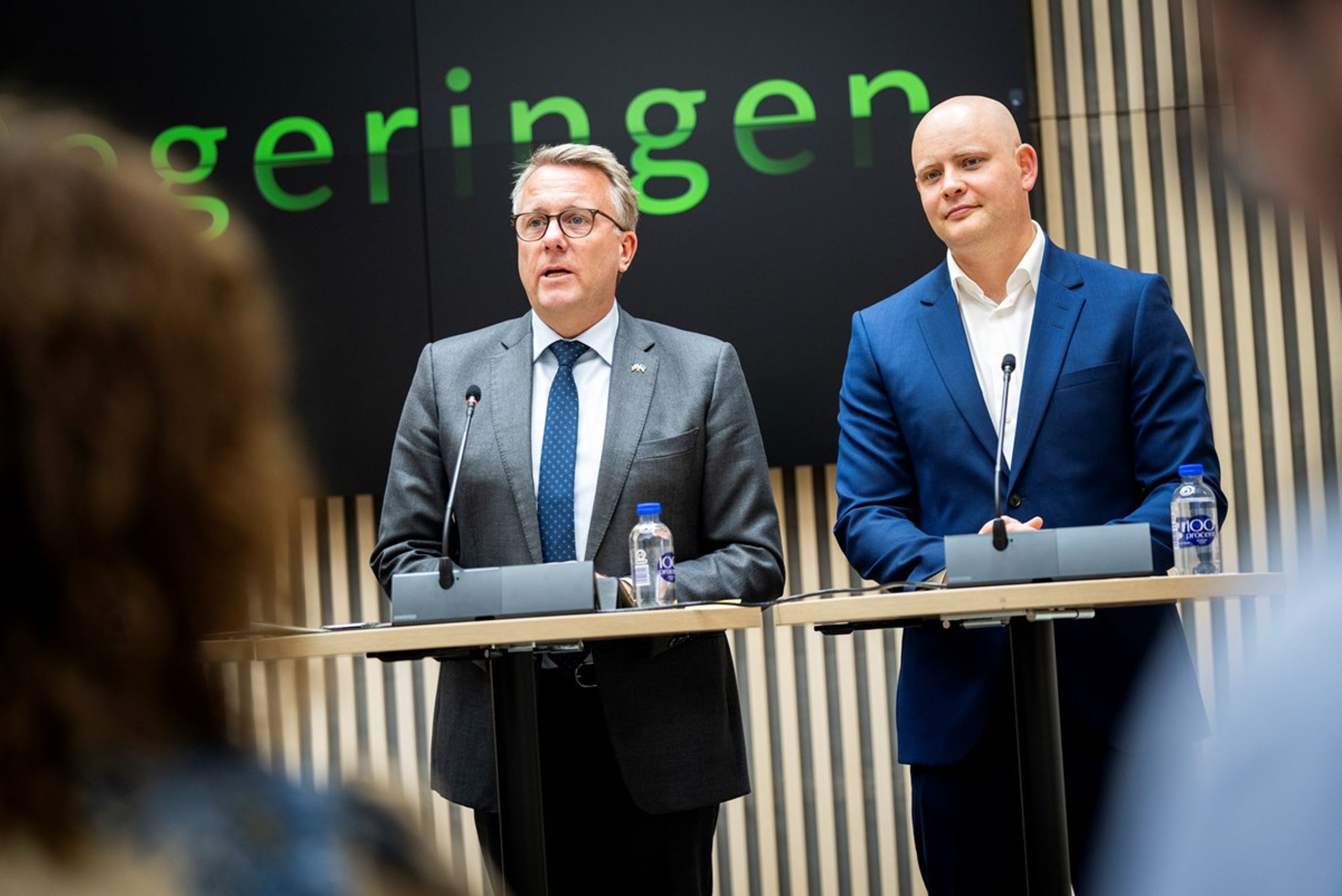 Erhvervsminister Morten Bødskov (S) og kulturminister Jakob Engel-Schmidt - her ved lanceringen af regeringens iværksætterstrategi, var også begejstrede for at kunne præsentere loven om henholdsvis basal forenings- og erhvervskonto. Men den lov var samtidig en mulighed, som nu er forpasset, for at give foreningerne endnu bedre vilkår for at have bankkonto, mener Alternativets kulturordfører, Sascha Faxe.&nbsp;