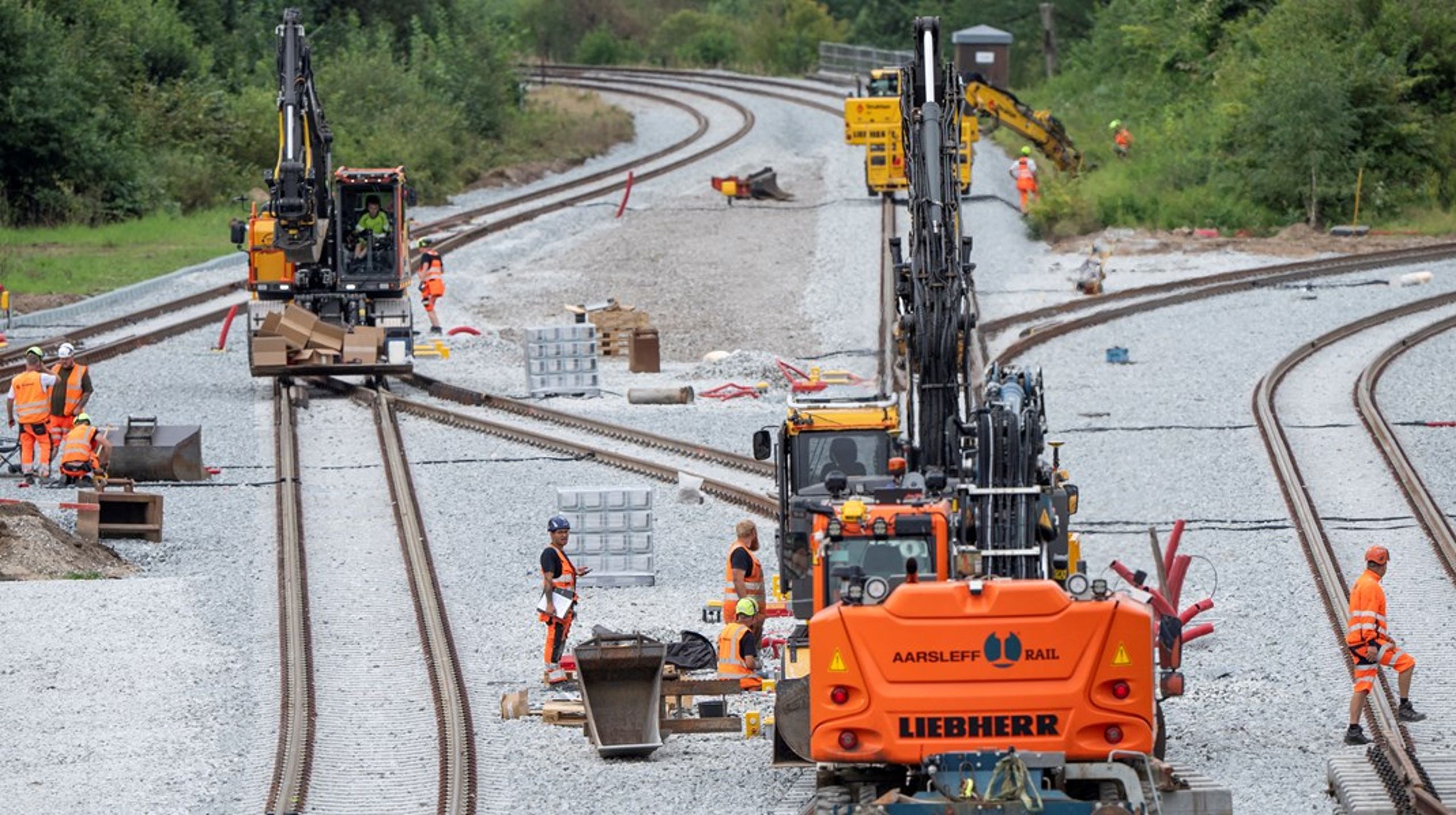 En række projekter i infrastrukturaftalen vurderes til at blive over otte millarder kroner dyrere, end der er afsat finansiering til. Samtidig er jernbanen udfordret af et stigende vedligeholdelsesefterslæb.&nbsp;