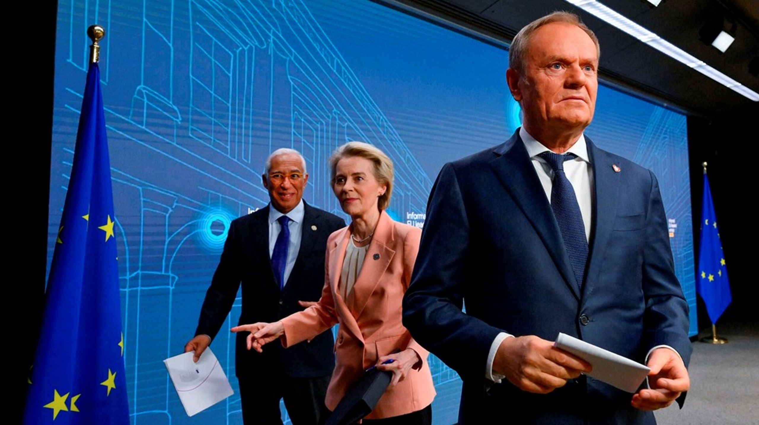Polens regeringsleder, Donald Tusk (forrest), er ikke enig med Frankrigs leder i, at EU-landene kun bør købe nyt militært materiel i Europa. Bag Tusk ses kommissionsformand Ursula von der Leyen og rådsformand António Costa, da de tre sent mandag aften havde mødt pressen efter et topmøde om forsvar.
