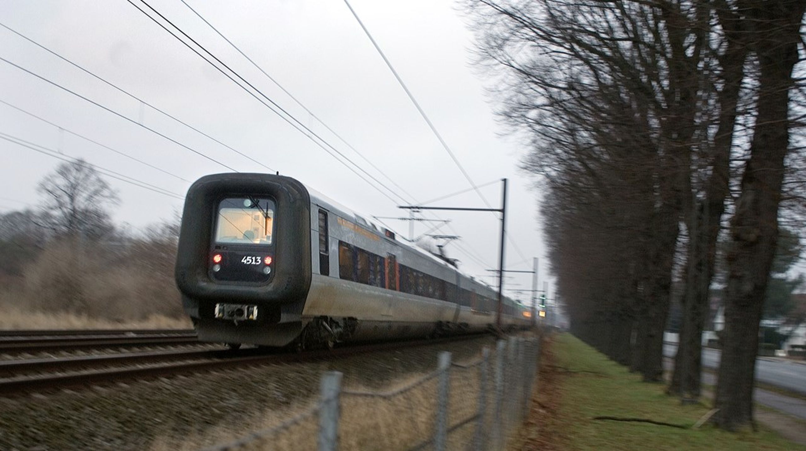 Det er ikke nok at regne med, at borgere af idealistiske hensyn vil tage det offentlige. Det skal også være attraktivt, og vi skal inspirere dem til at bruge kollektiv trafik, skriver Mikkel Sørensen.