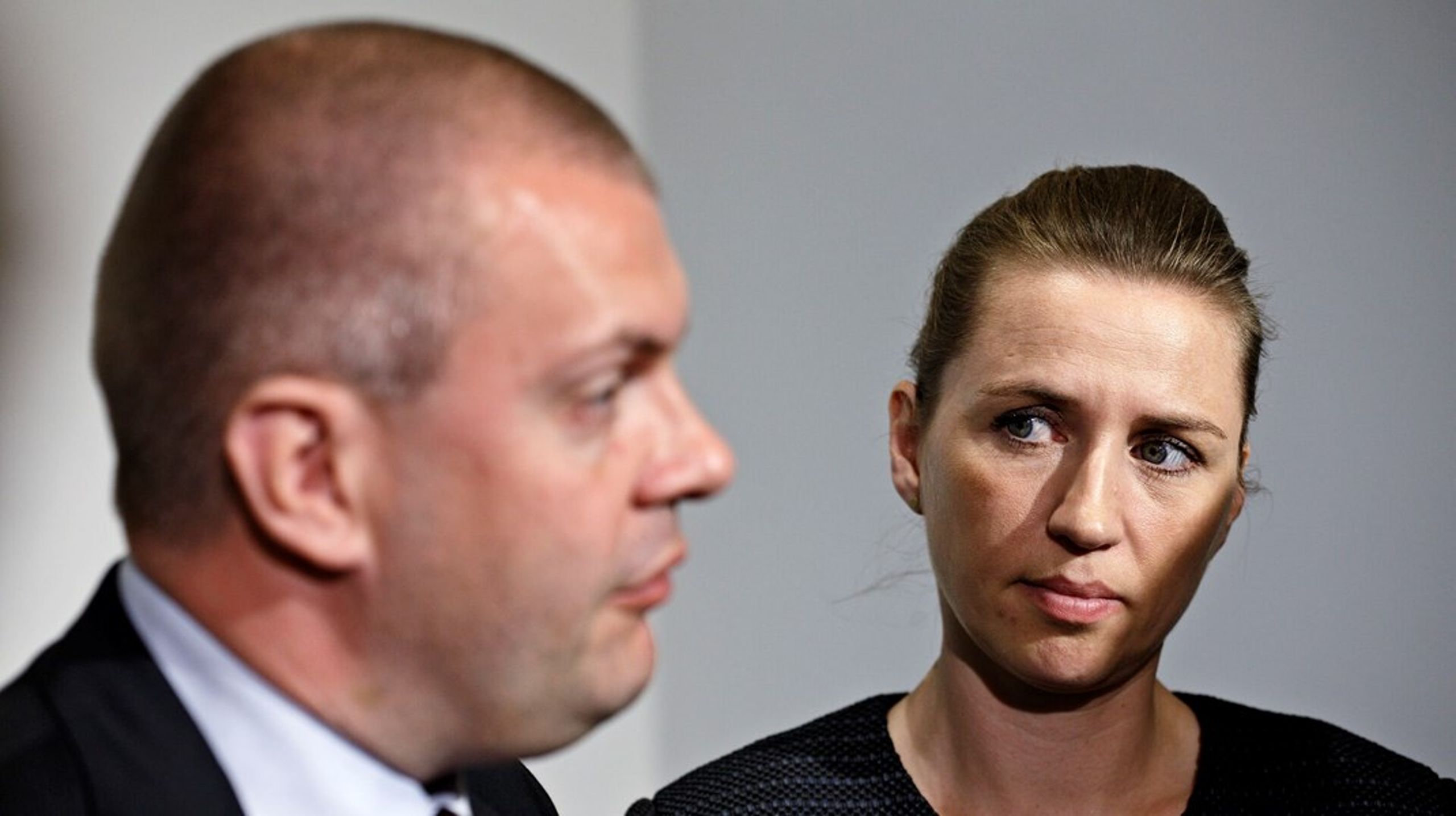 S-formand Mette Frederiksen har gjort en dyd ud af at lægge luft til den tidligere S-finansminister, så det vil være en bitter pille, hvis hun nu tvinges ud i en ny udgave af "nødvendighedens politik".&nbsp;