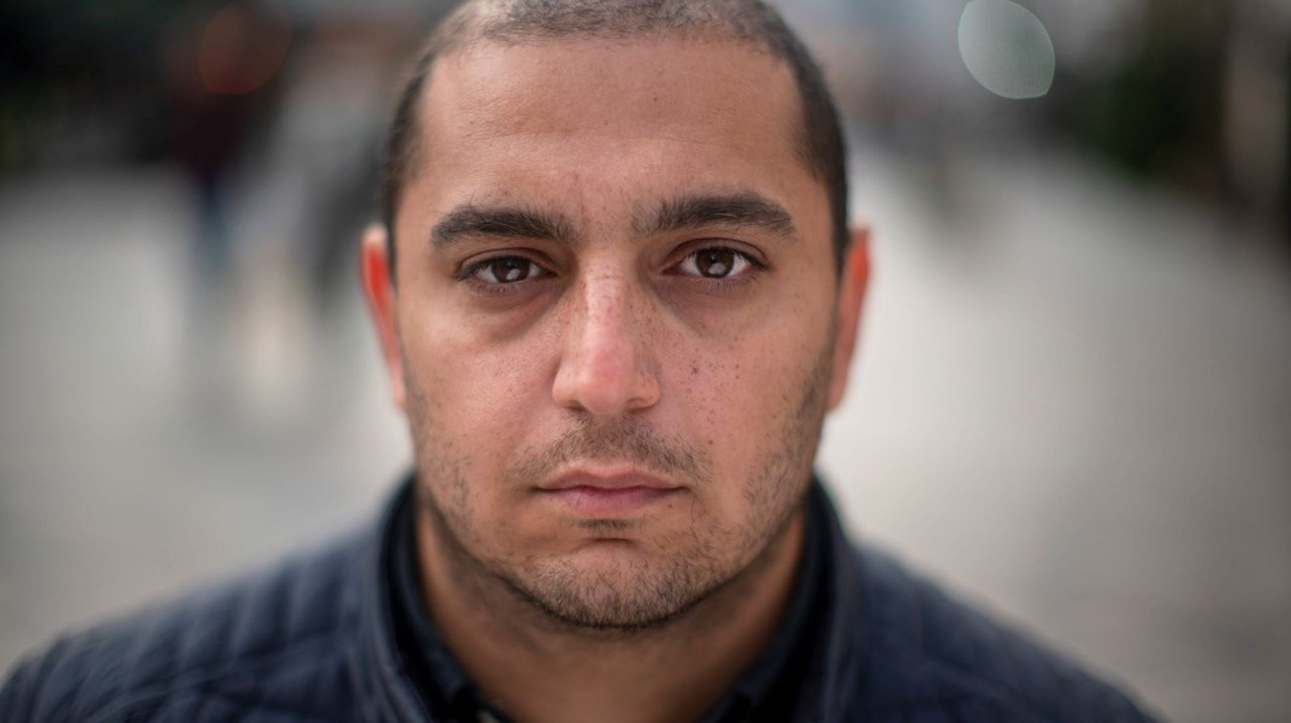 Alligevel sidder jeg selv tilbage med en følelse af skuffelse. For selvom Faour forsøger, misser han fuldstændig de oplagte chancer for at reflektere over de nuancer, der er ved at være dansk muslim, skriver Ali Aminali.
&nbsp;