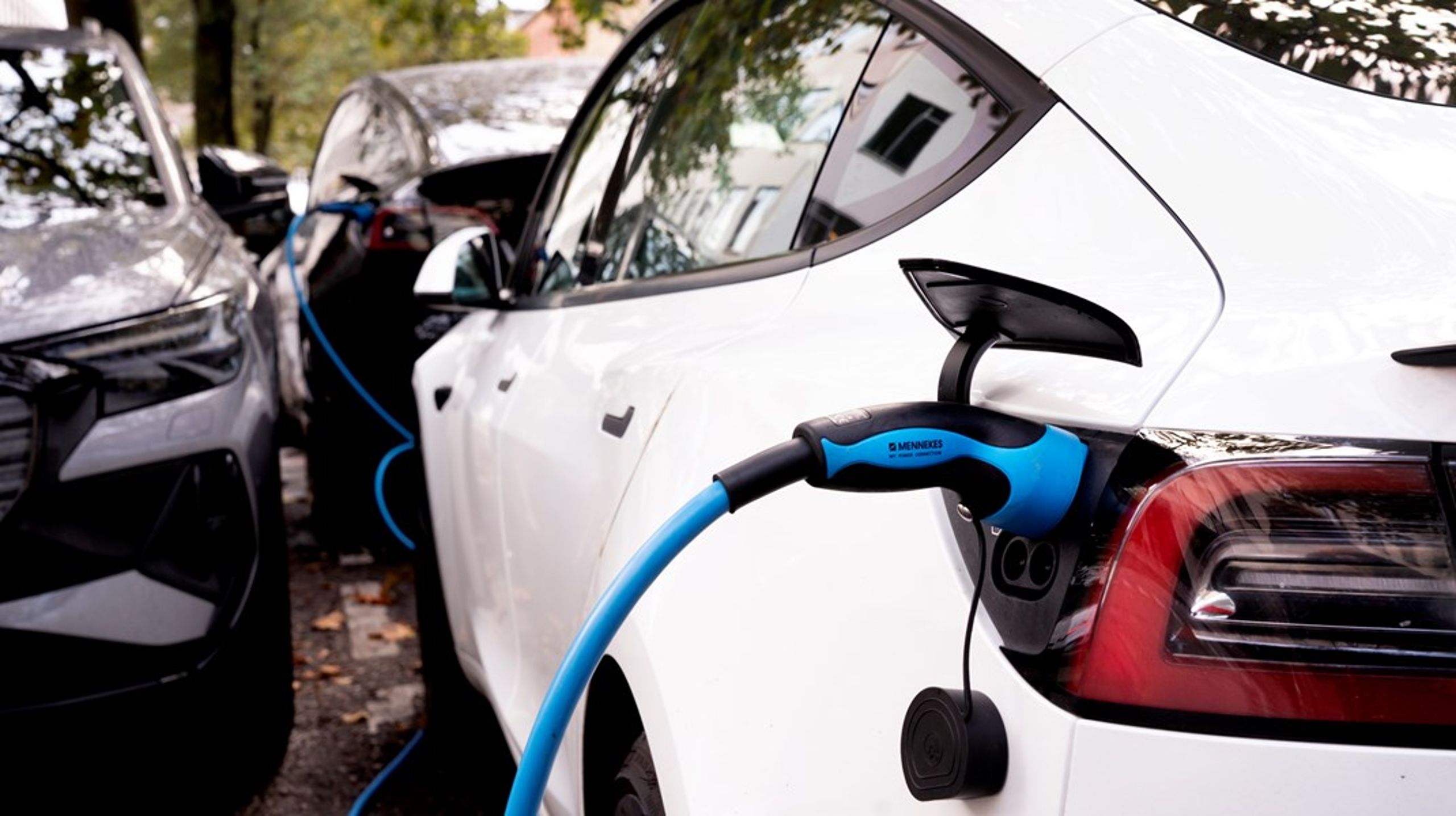 Elbiler er en fast del af nutiden og fremtiden, men vi må erkende, at vi ikke kan bygge samfundets mobilitet op på idéen om, at alle skal eje en eller flere biler, skriver Henrik Isaksen.