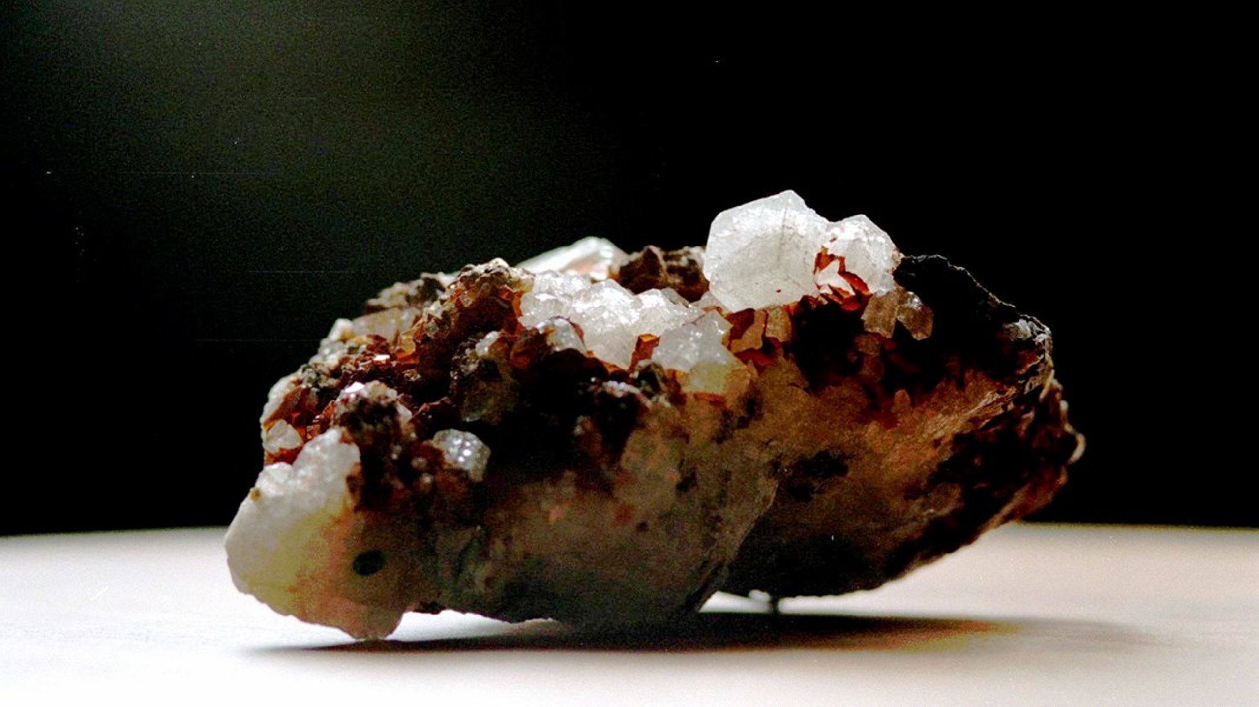 Med 'Grønlands hvide guld', der tangerer&nbsp;fake news, har DR kastet benzin på et knitrende bål, skriver&nbsp;Jørn Astrup Hansen.