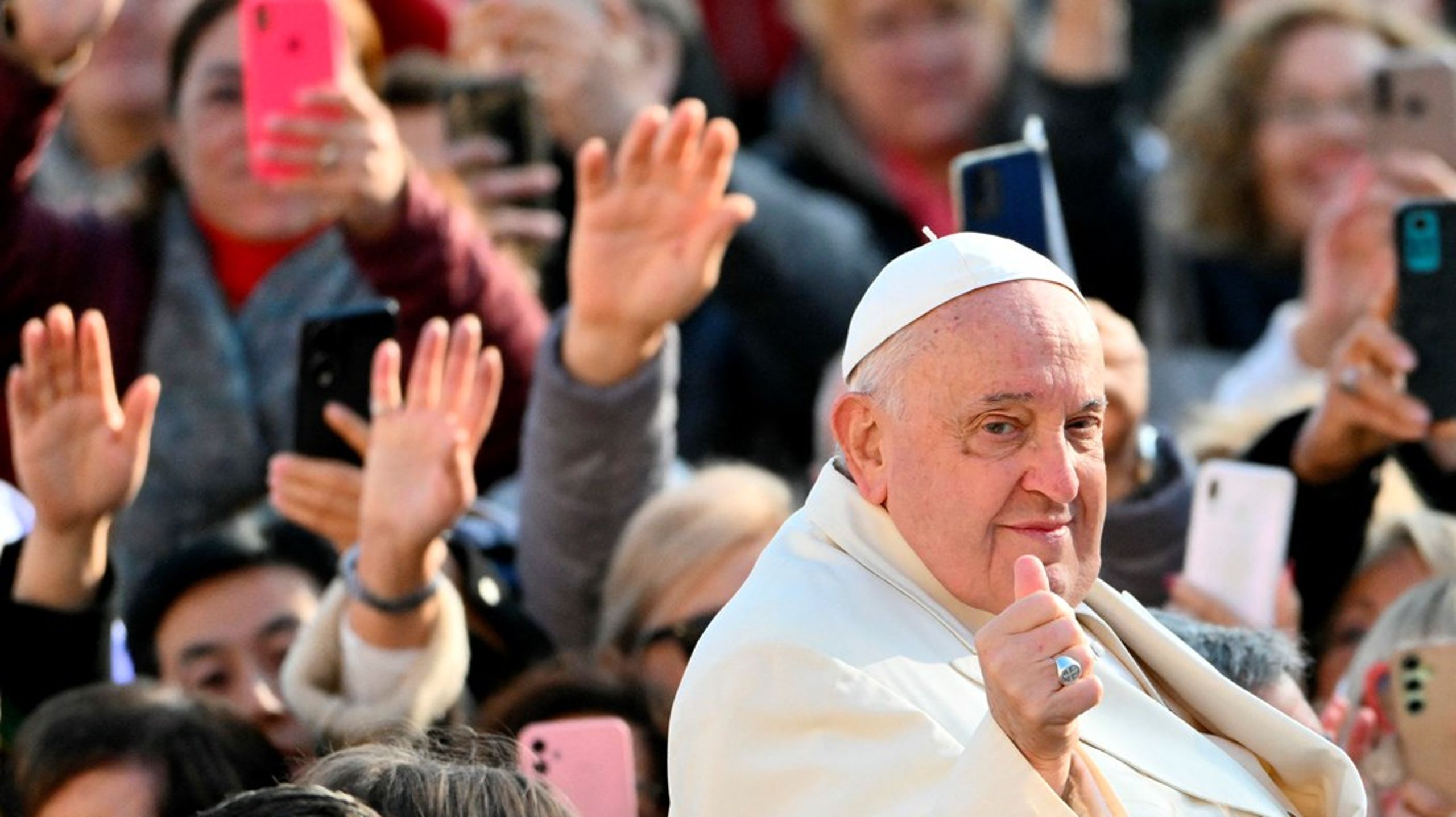 Hvis pave Frans klarer skærene, er der to scenarier: Han fortsætter som pave, så længe helbredet tillader det, eller han føler sig så svækket, at han i en alder af 88 år vælger at abdicere, skriver Bjørn Thomassen.