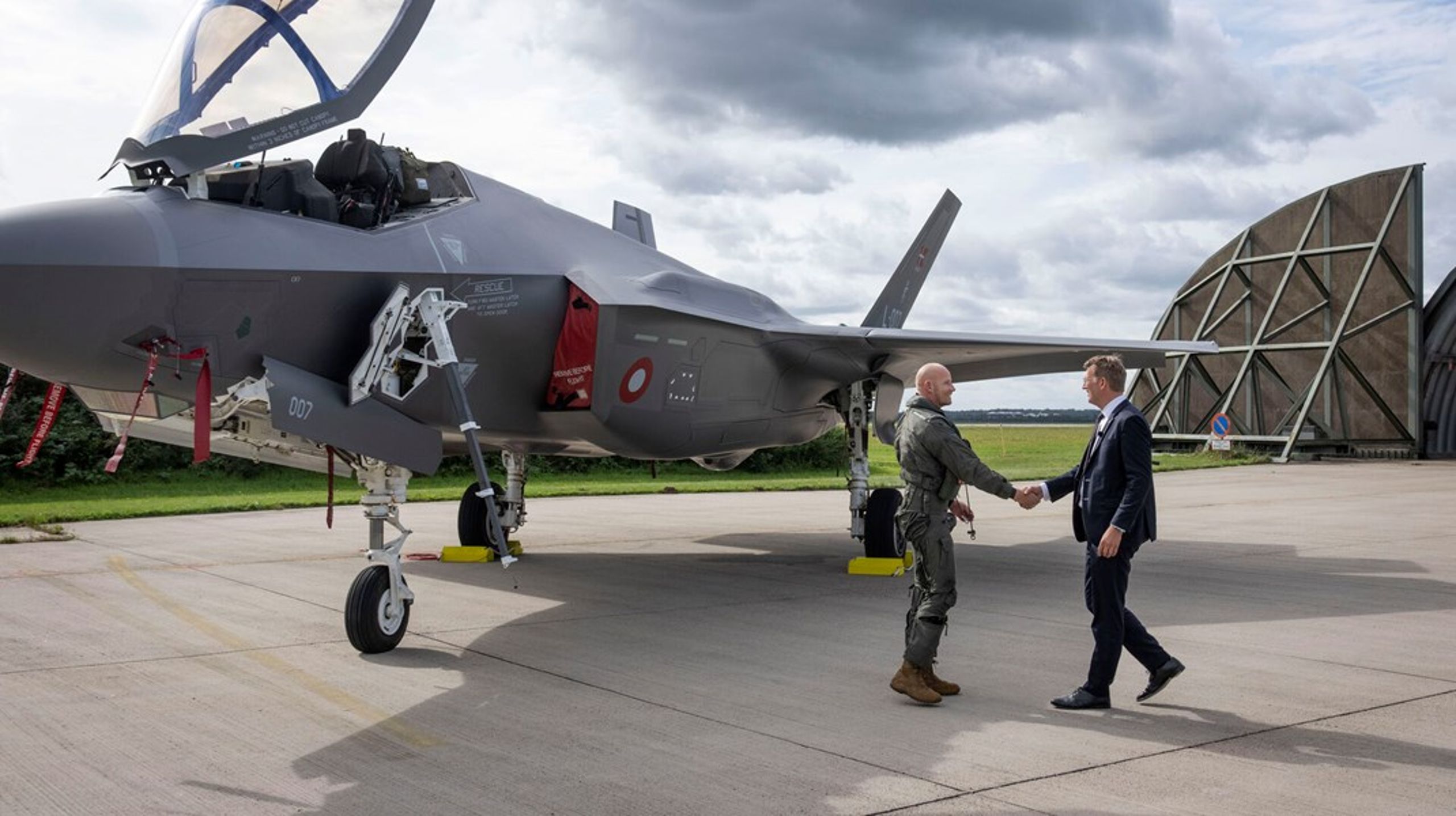 Danmark modtog sine første F35-fly i september 2023. Her mødte forsvarsminister Troels Lund Poulsen (V) op til leveringen på Flyvestation Skrydstrup. Arkivfoto.