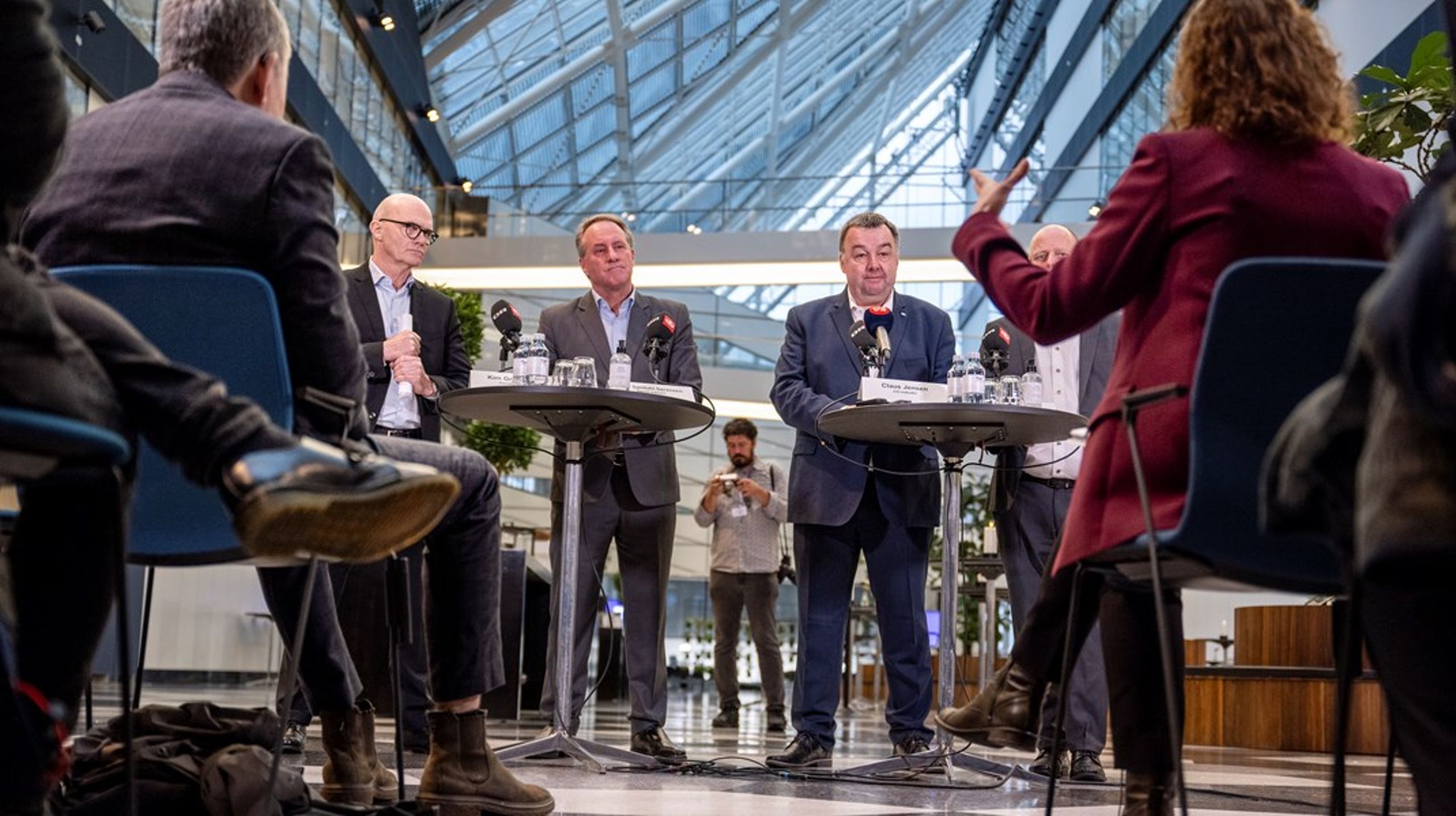 Industriens overenskomst sætter rammen for de andre brancher - og senere også rammen for vilkårene i den offentlige sektor. Den kaldes også spydspidsforliget. Her ses topforhandlerne fra DI og Dansk Metal ved opstarten af forhandlingerne.