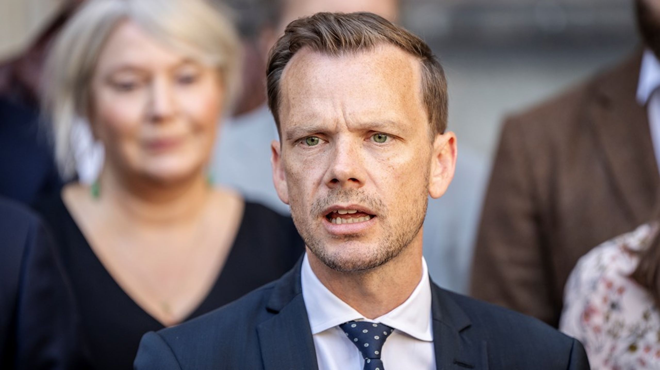 Justitsminister Peter Hummelgaard udtalte sidste år, at han forventede, at ministeriet i første halvdel af 2024 ville afgøre, om Dansk Sportsskytte Forbund får plads på våbenbekendtgørelsen. Det er endnu ikke sket.&nbsp;
