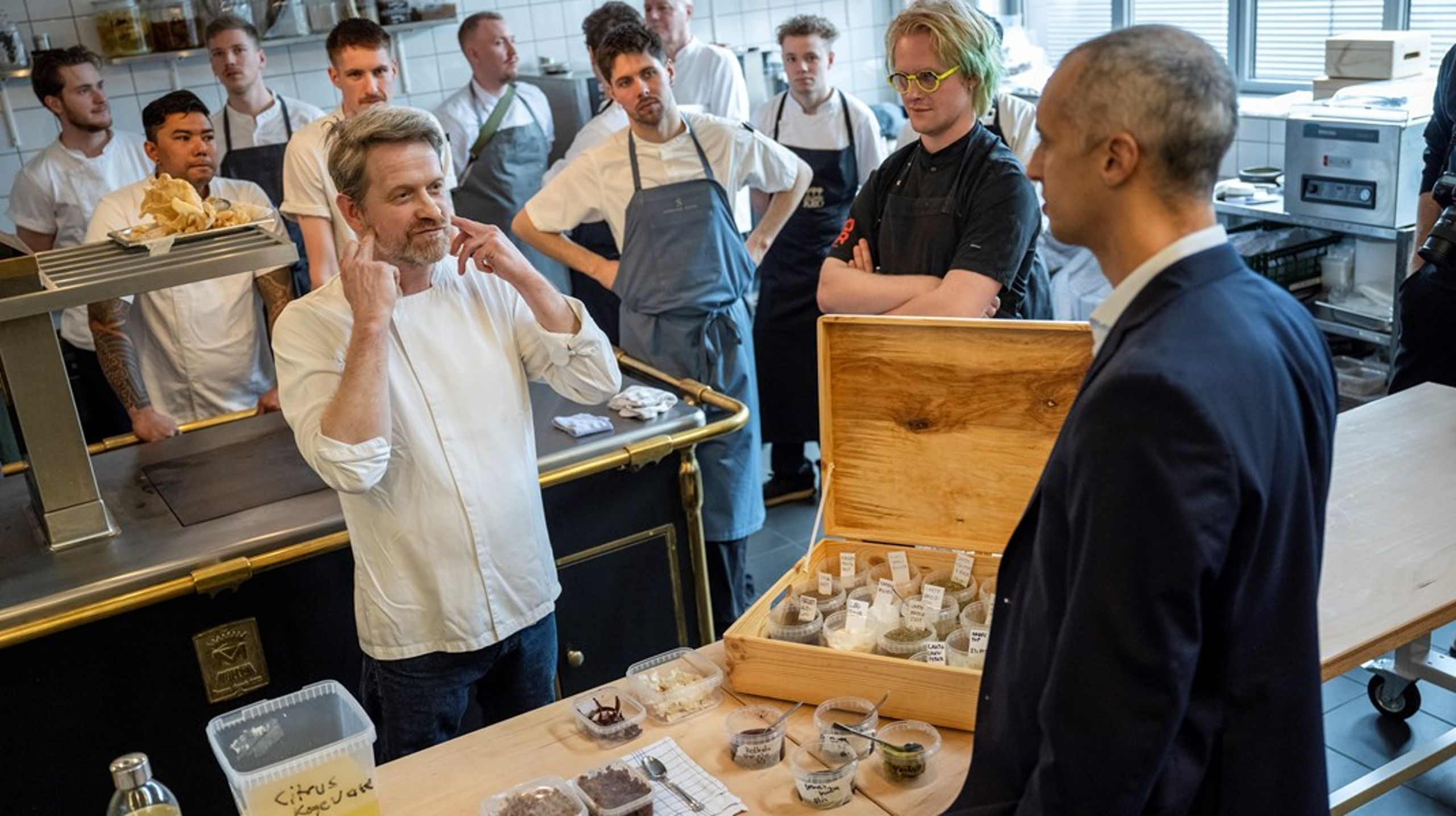 Mattias Tesfaye (S) besøgte i sidste uge kokkeelever på Hotel- og Restaurantskolen for at præsentere et udspil om erhvervsuddannelserne. Nogle af regeringens forslag handler om elevernes mulighed for at få støtte med ud på lærepladsen.