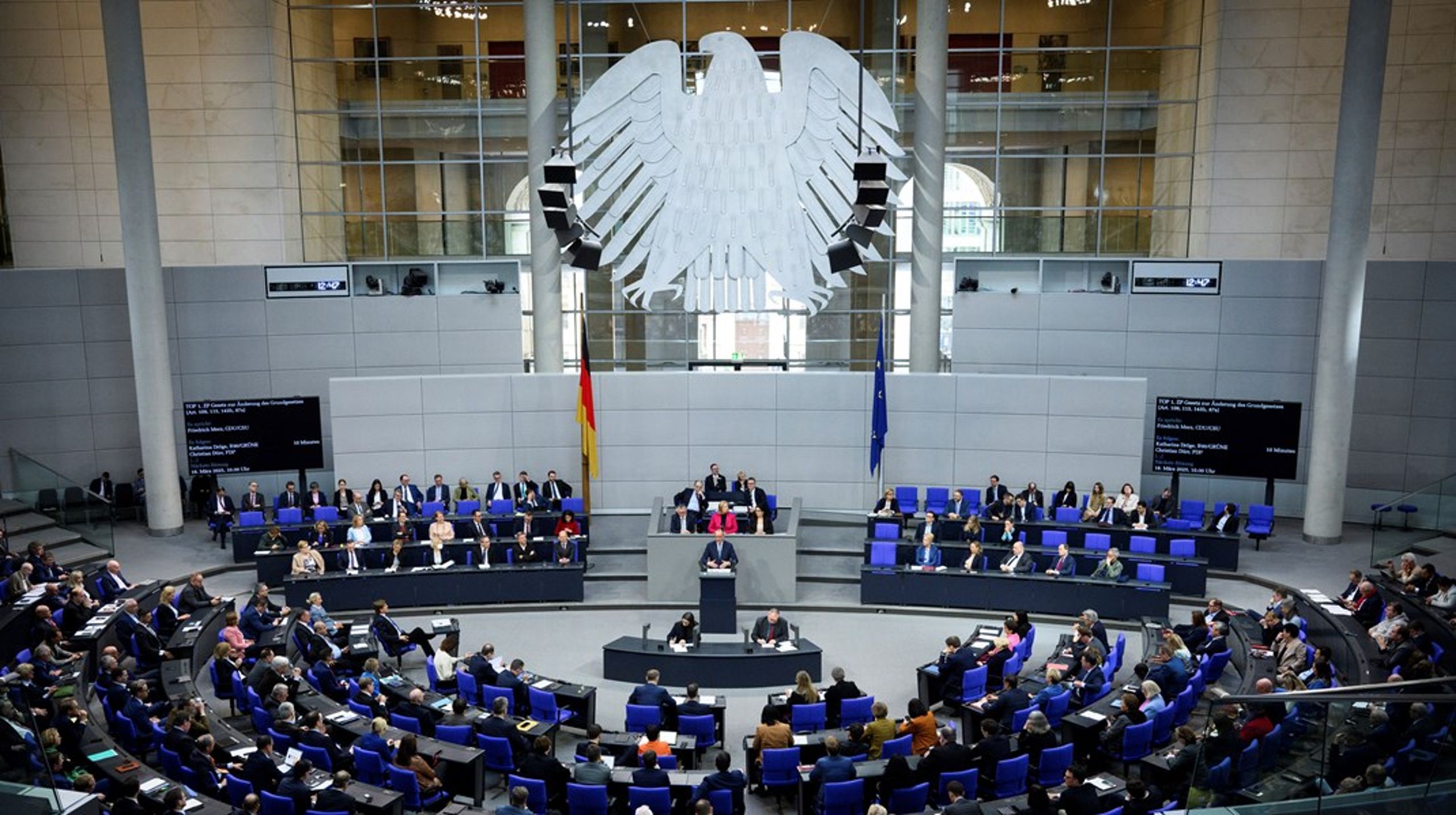 Mandatsammensætningen i den tyske Forbundsdag er blevet et højspændt tema, fordi det kræver et flertal på to tredjedele at ændre på gældsbremsen. Torsdag lykkedes det ikke at få opbakning nok, da reformforslaget var til førstebehandling.