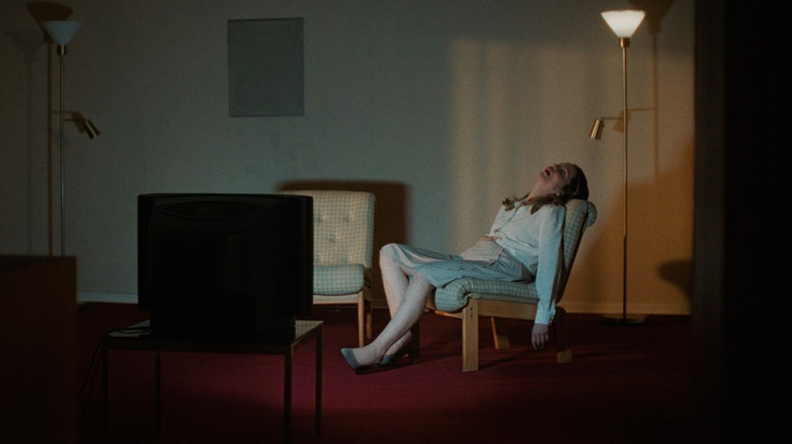 Filmen 'About a Hero' er baseret på et manuskript skrevet af kunstig intelligens. Mellem filmens fiktive spor væves interviews med kunstnere, filosoffer og videnskabsfolk, der reflekterer over begreber som originalitet og autenticitet i den moderne tidsalder.