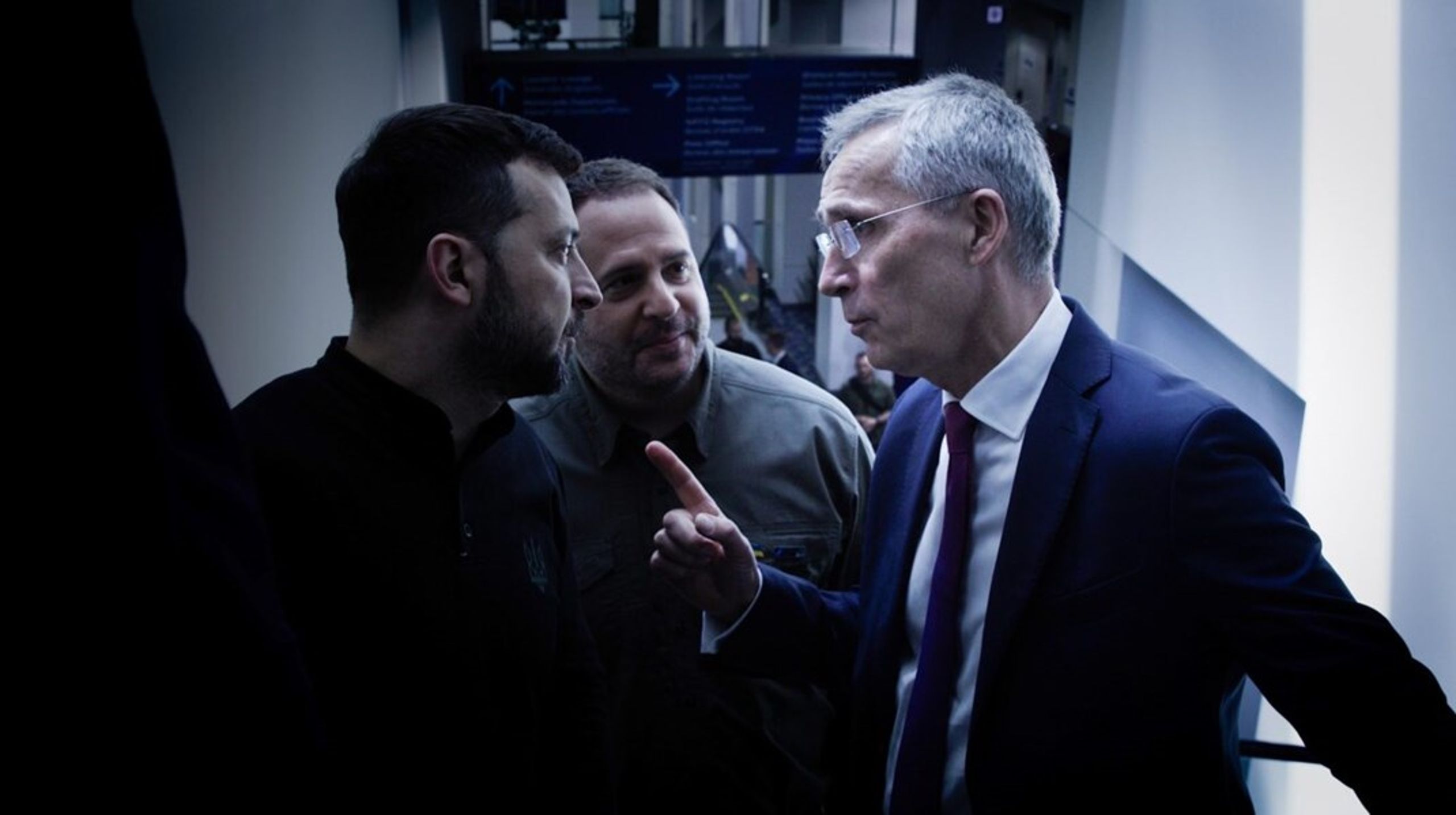 Mens Jens Stoltenberg kæmper for at få Nato-landene til at levere flere våben, skal han samtidig dæmpe forventningerne hos Ukraines præsident. Ny dokumentarfilm viser, at det ikke var nemt.&nbsp;&nbsp;