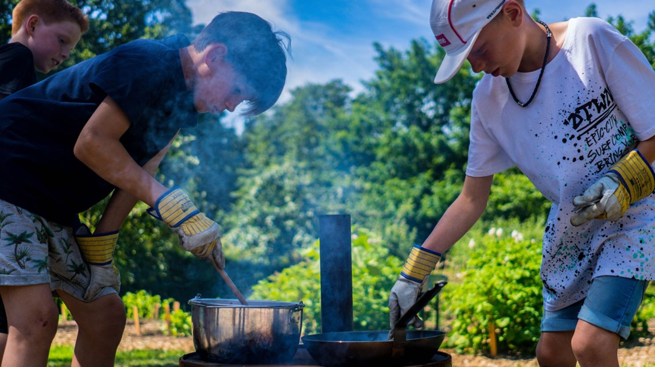 Børn dyrker og tilbereder egne måltider som del af Haver til Mavers skolehaveforløb.