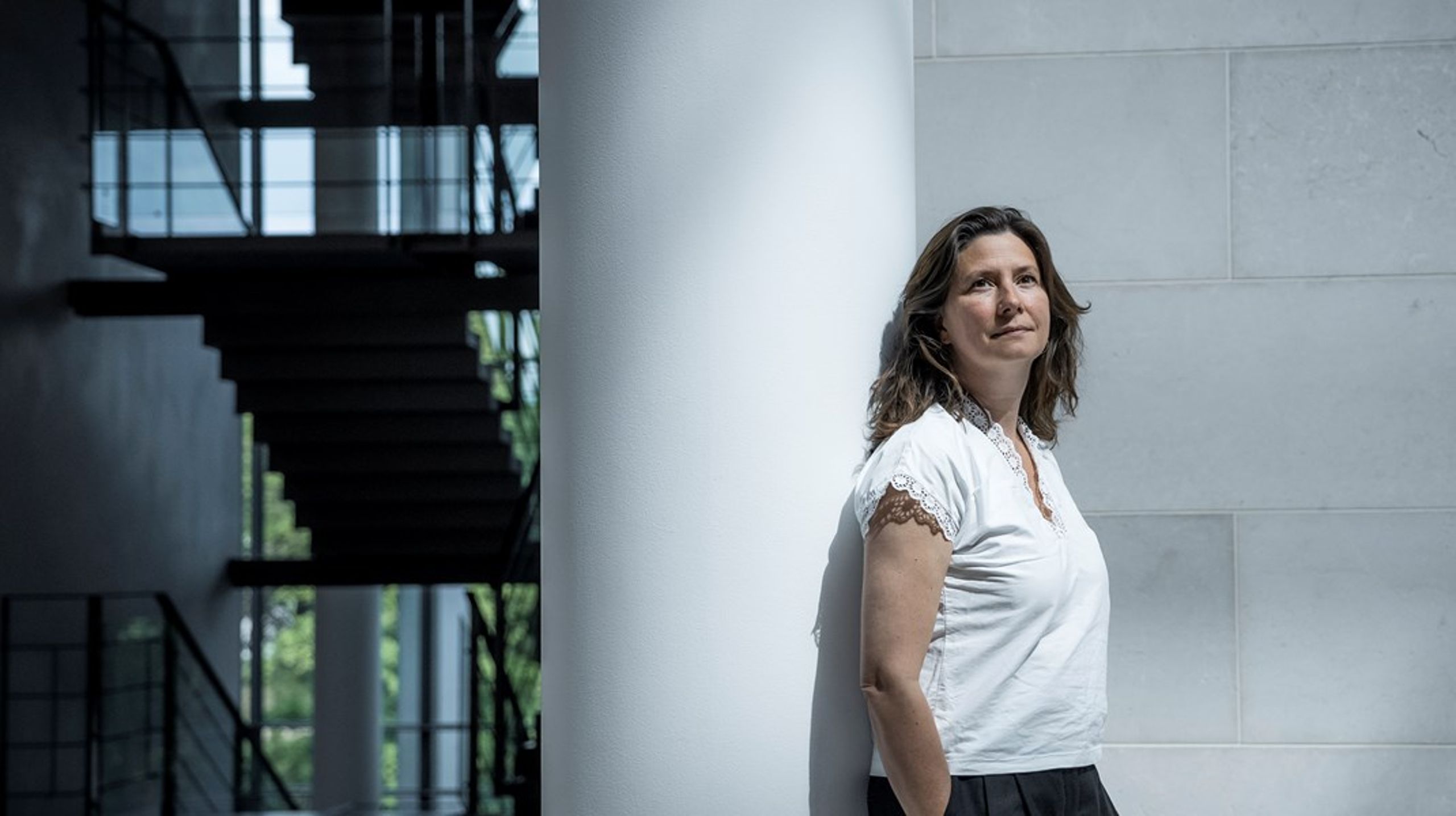 Når man kobler moderne ledelse med et kulturliv, som er præget af personlige relationer og hierarkier i uformelle strukturer, som er indforståede og uhåndgribelige, får man et uigennemskueligt felt af magtrelationer, skriver Astrid la Cour.