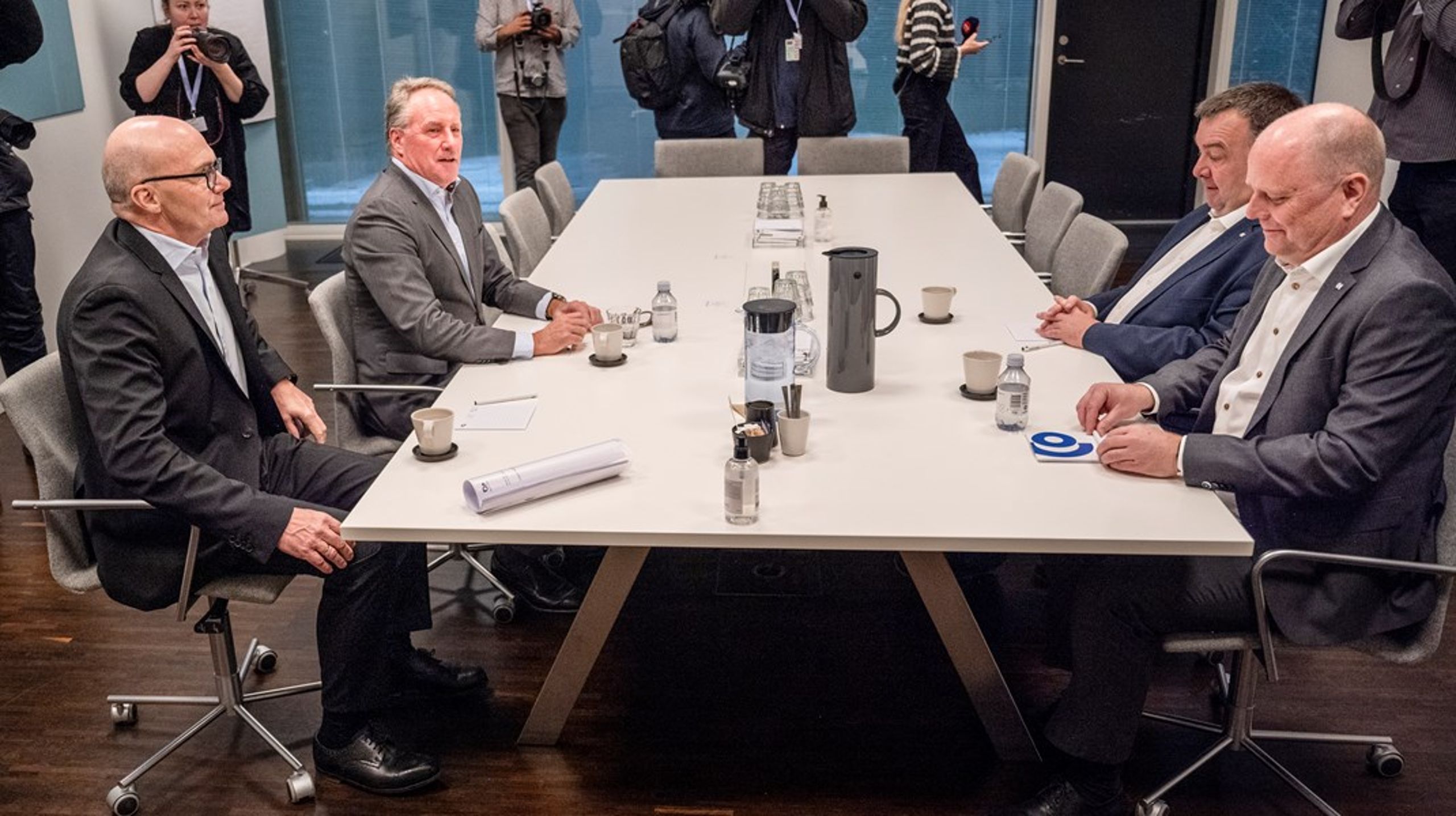 Topforhandlerne i industrien - DI's Lars Sandahl og Kim Graugaard samt Dansk Metals Claus Jensen og Mads Andersen fra 3F - indledte forhandlingerne om de nye overenskomst d. 6. januar. Deres aftale sætter rammen for alle andre overenskomster i det private, fordi deres medlemmer står for størstedelen af dansk eksport og er konkurrence-udsatte i udlandet.