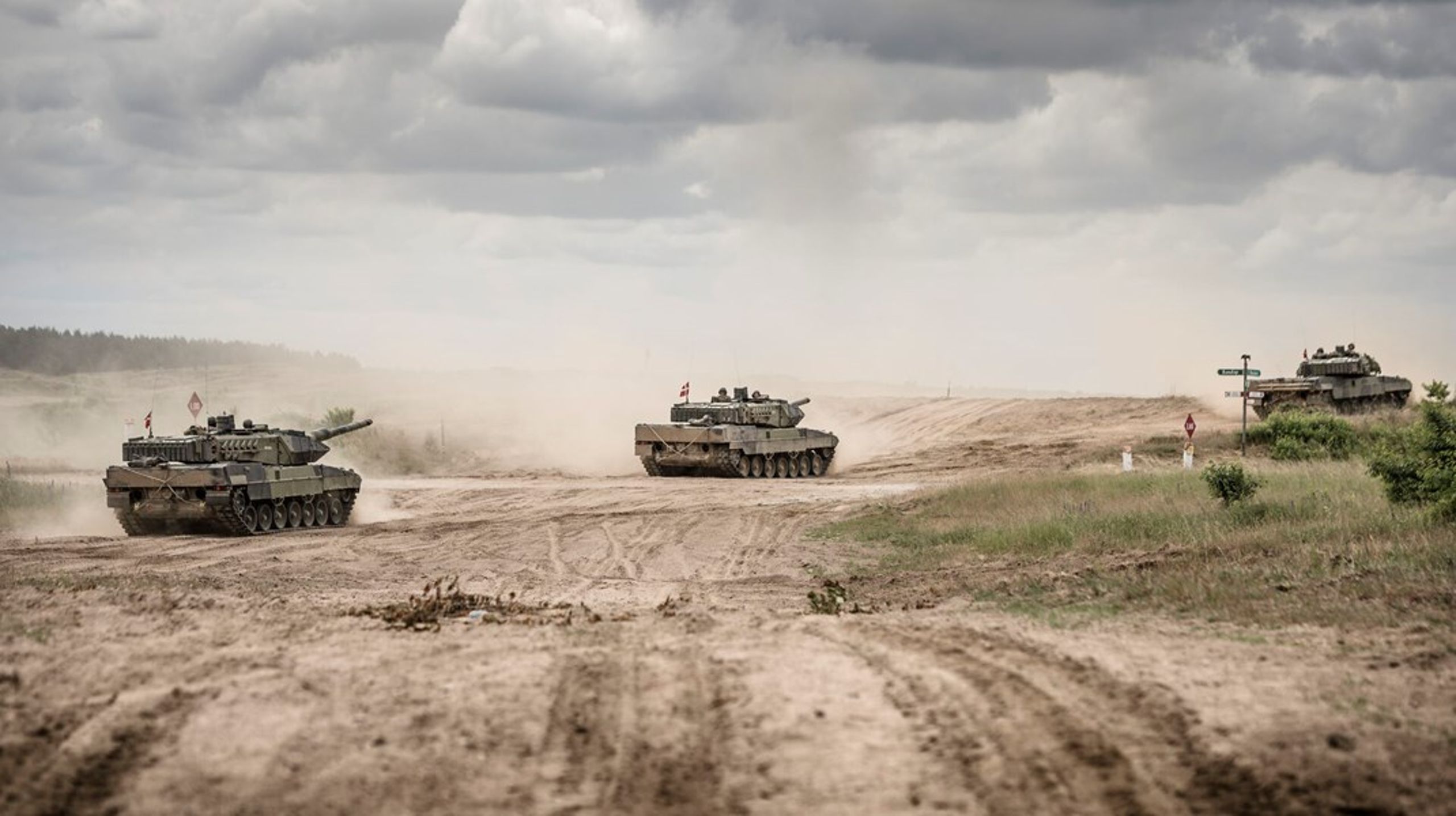 Europas militære mobilitet hæmmes af bureaukrati, broer med dårlig bæreevne, smalle veje og inkompatible togspor, skriver Asmus Vilters, landsformand for Europæisk Ungdom.