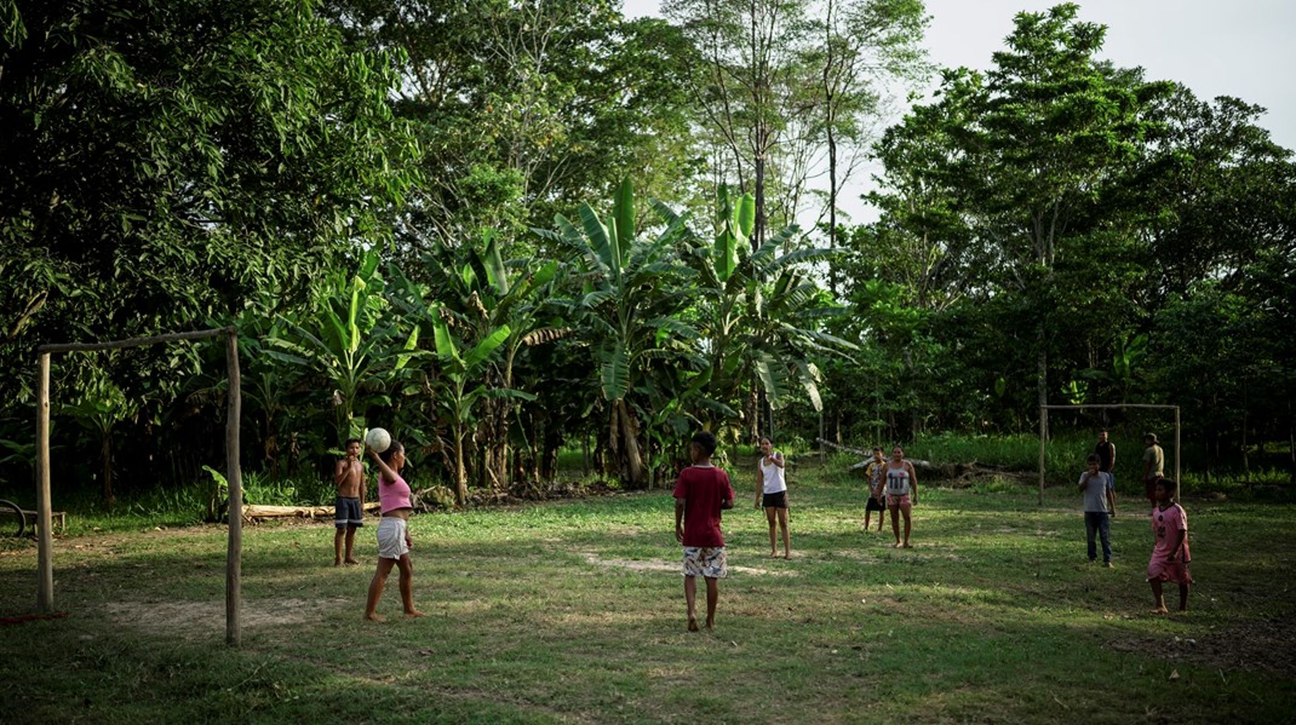 Danmarks kommende udviklingspolitiske strategi bør forene miljøbeskyttelse og social retfærdighed, skriver&nbsp;Jakob Kronik og Marie Sigvardt.