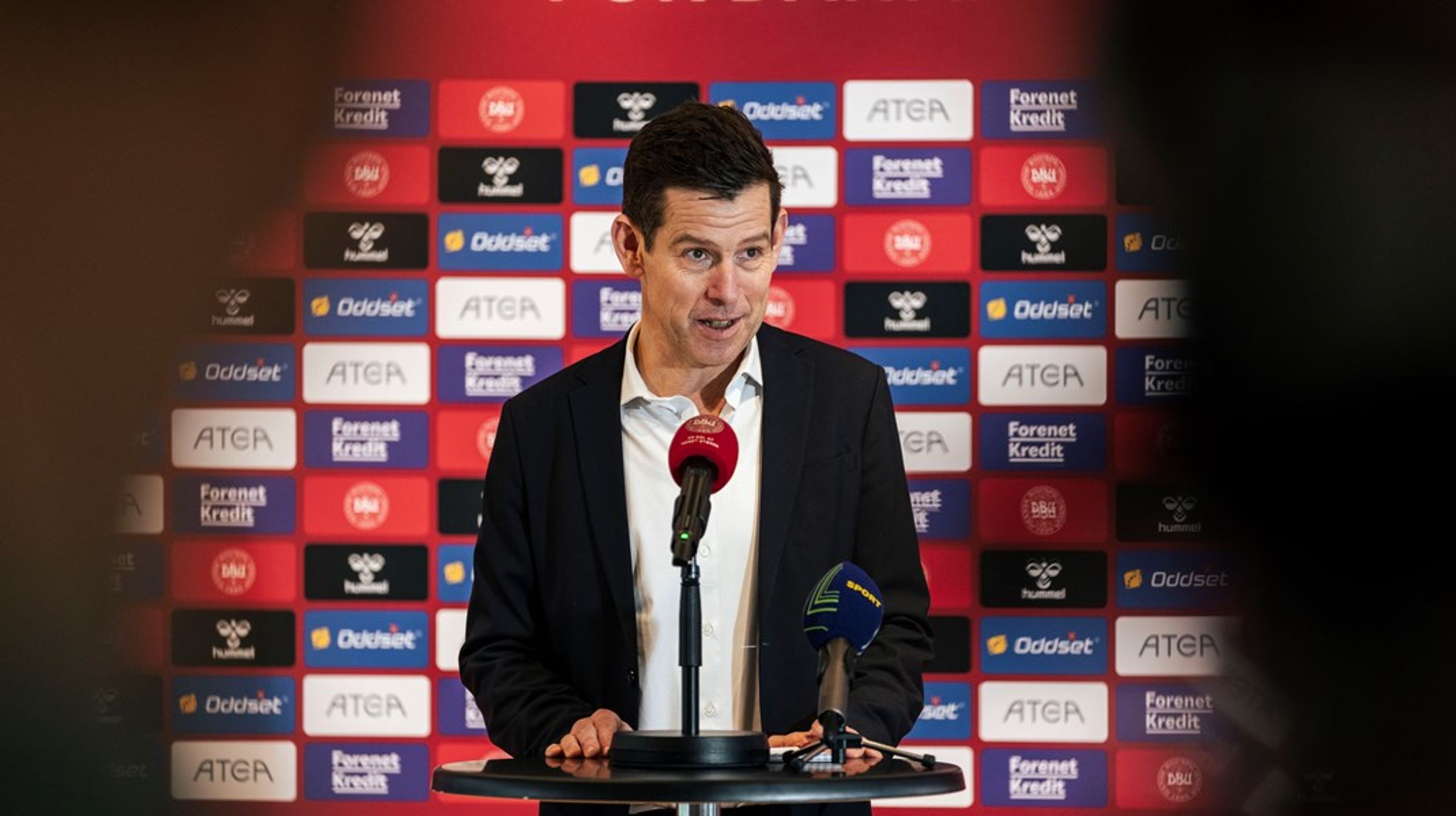 "Jeg synes, at det var meget voldsomt at give os lukkethedsprisen efter mange år med en positiv udvikling," siger Jakob Høyer om Journalistens pris, der i 2023 gik til DBU-formand Jesper Møller.&nbsp;