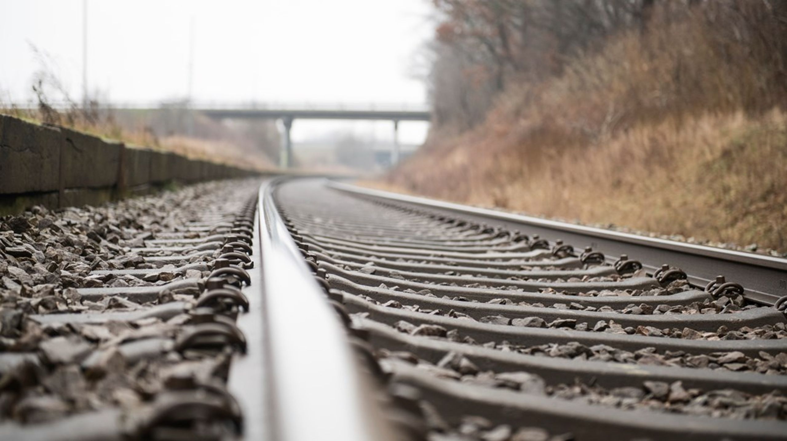 Transportminister Thomas Danielsen (V) har skrinlagt ambitionen om at udrulle køreledninger mellem Vejle og Struer. Ikke muligt at nå enighed i forligskredsen, lyder det fra ministeren.