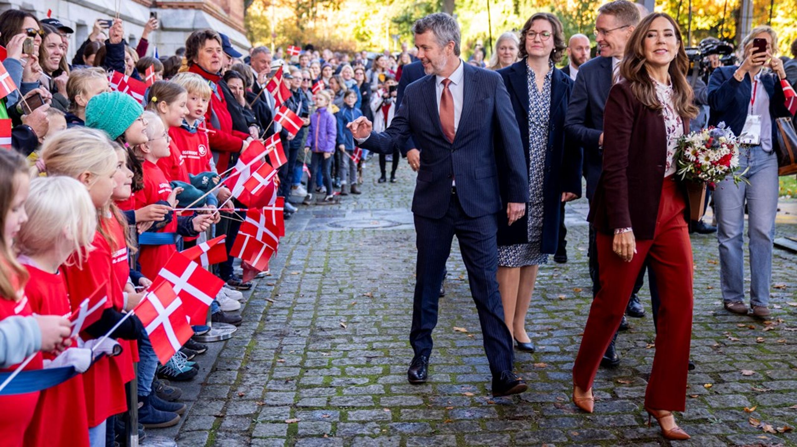 I oktober sidste år mødte Danmarks nye kongepar det danske mindretal i Slesvig-Holsten som del af et statsbesøg i Tyskland. I denne uge går turen til Paris med en stor dansk delegation.&nbsp;