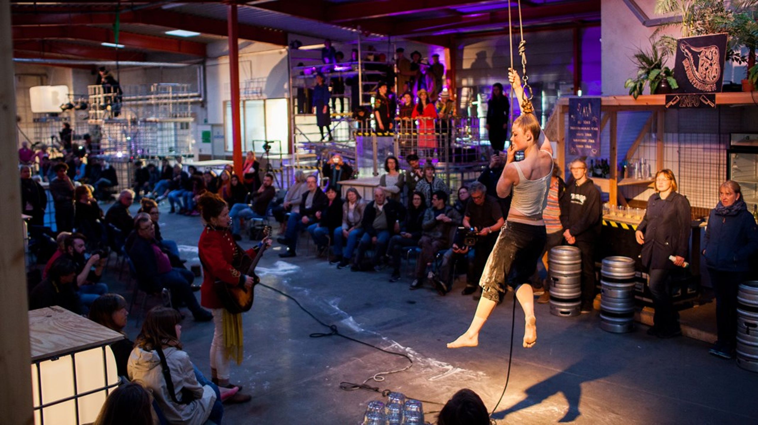 De tørre tal viser, at mens regeringen konsoliderer og udbygger på landsplan, så skæres der rask væk i kulturen i kommunerne. Man giver med den ene hånd, mens man tager med den anden, skriver Niels Frid-Nielsen.